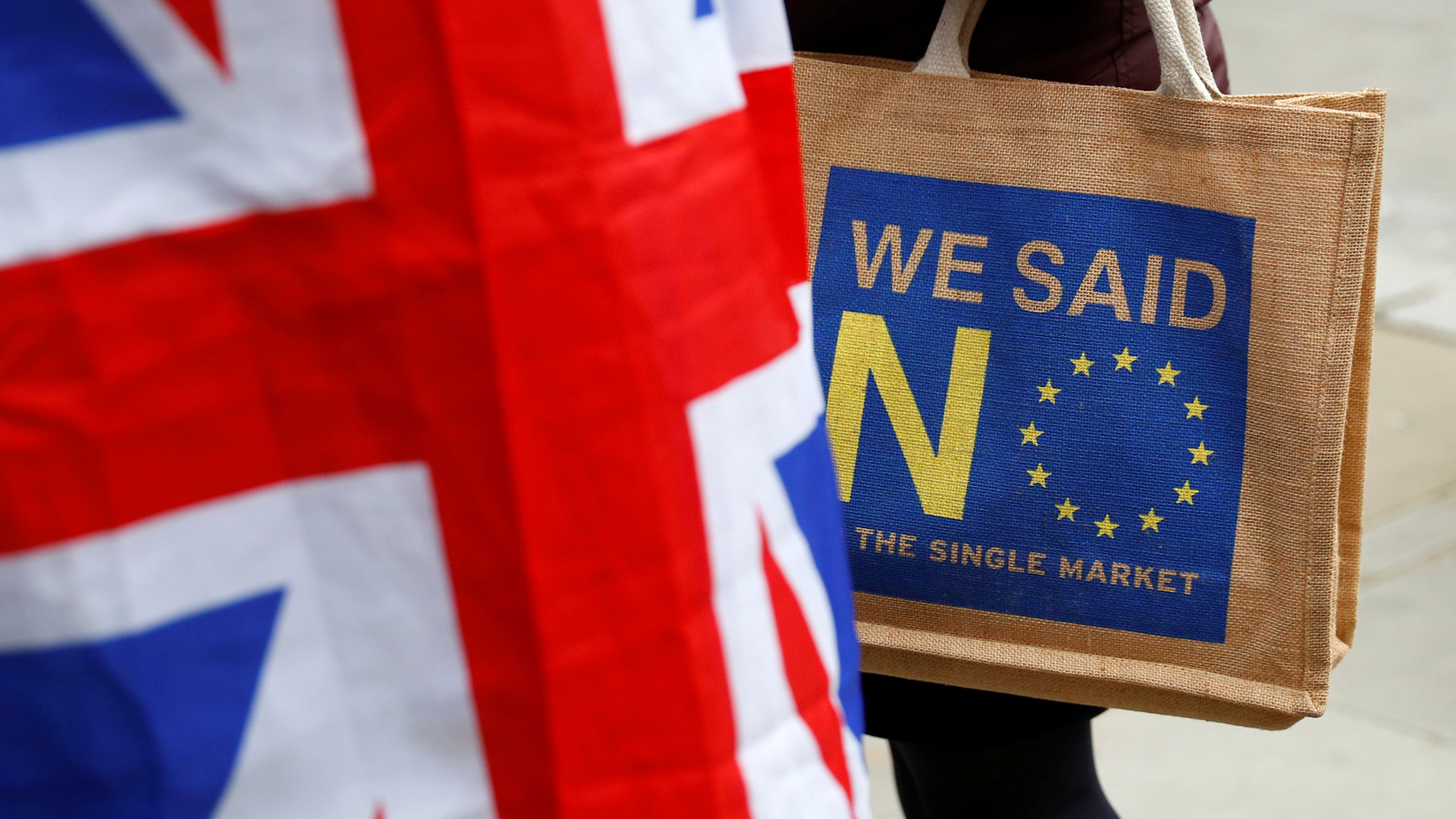 Brexit-Befürworter mit einer Tasche, auf der "Wir haben 'Nein' gesagt" steht | REUTERS
