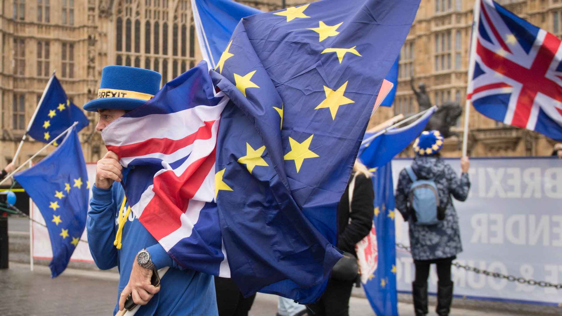Die britische und die EU-Flagge vor dem britischen Parlament