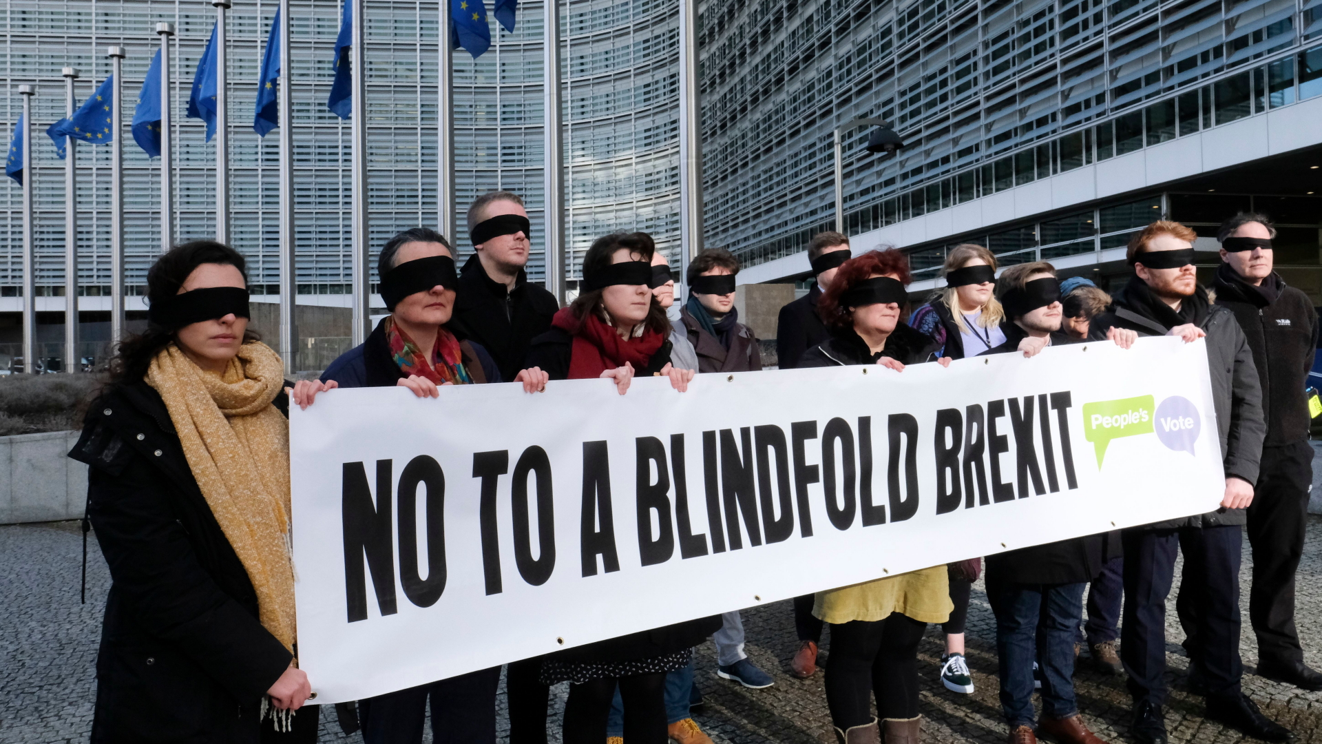 Demonstranten einer Anti-Brexit-Kampagne halten ein Protestbanner vor der EU-Kommission in Brüssel. | OLIVIER HOSLET/EPA-EFE/REX