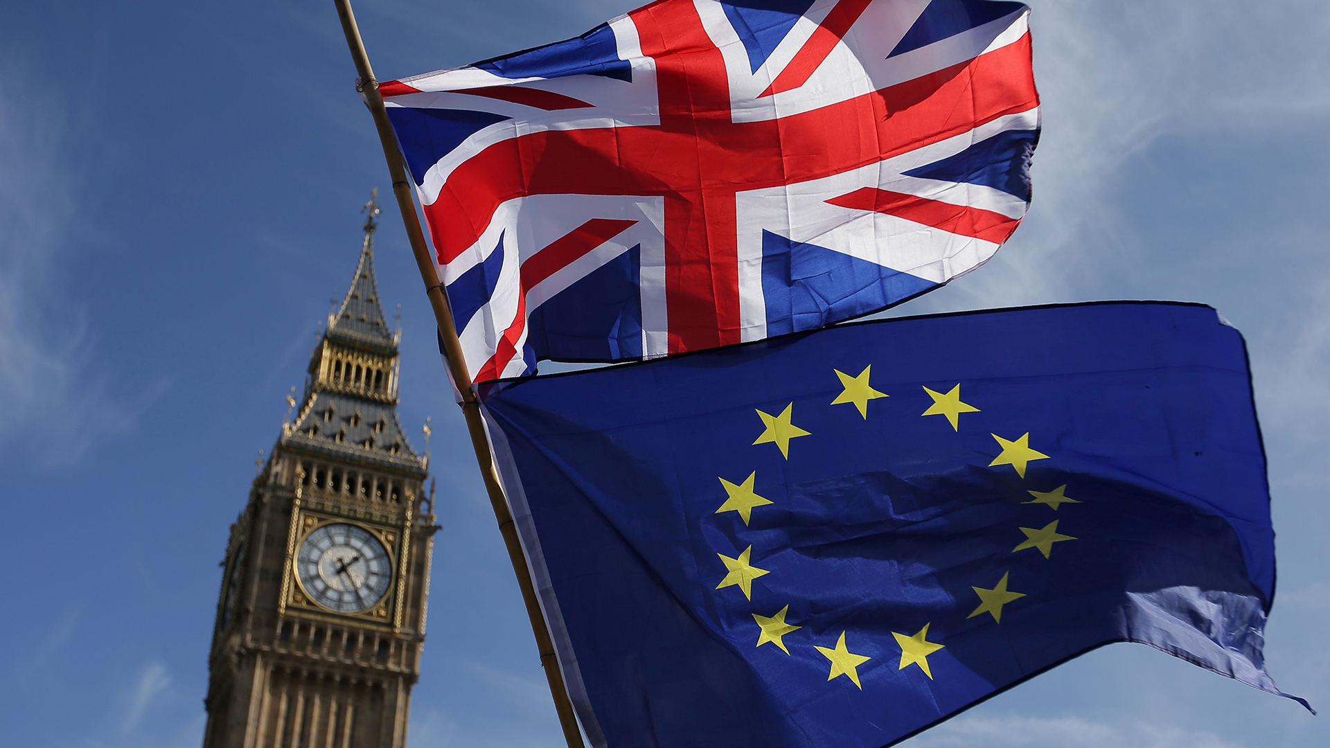 Big Ben und die Flaggen von Großbritannien und der EU