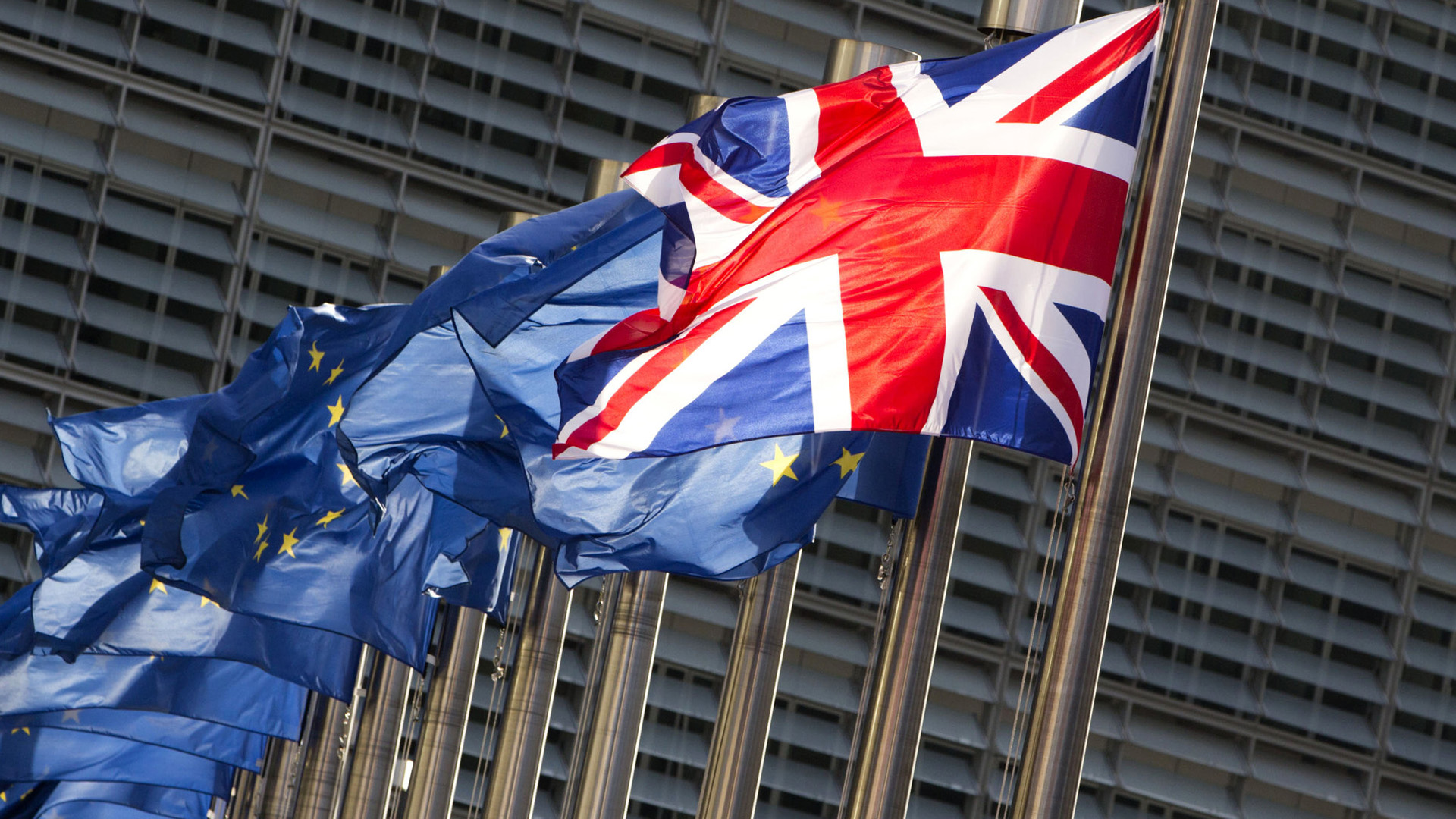 Fahnen der EU und Großbritanniens wehen in Brüssel | AP