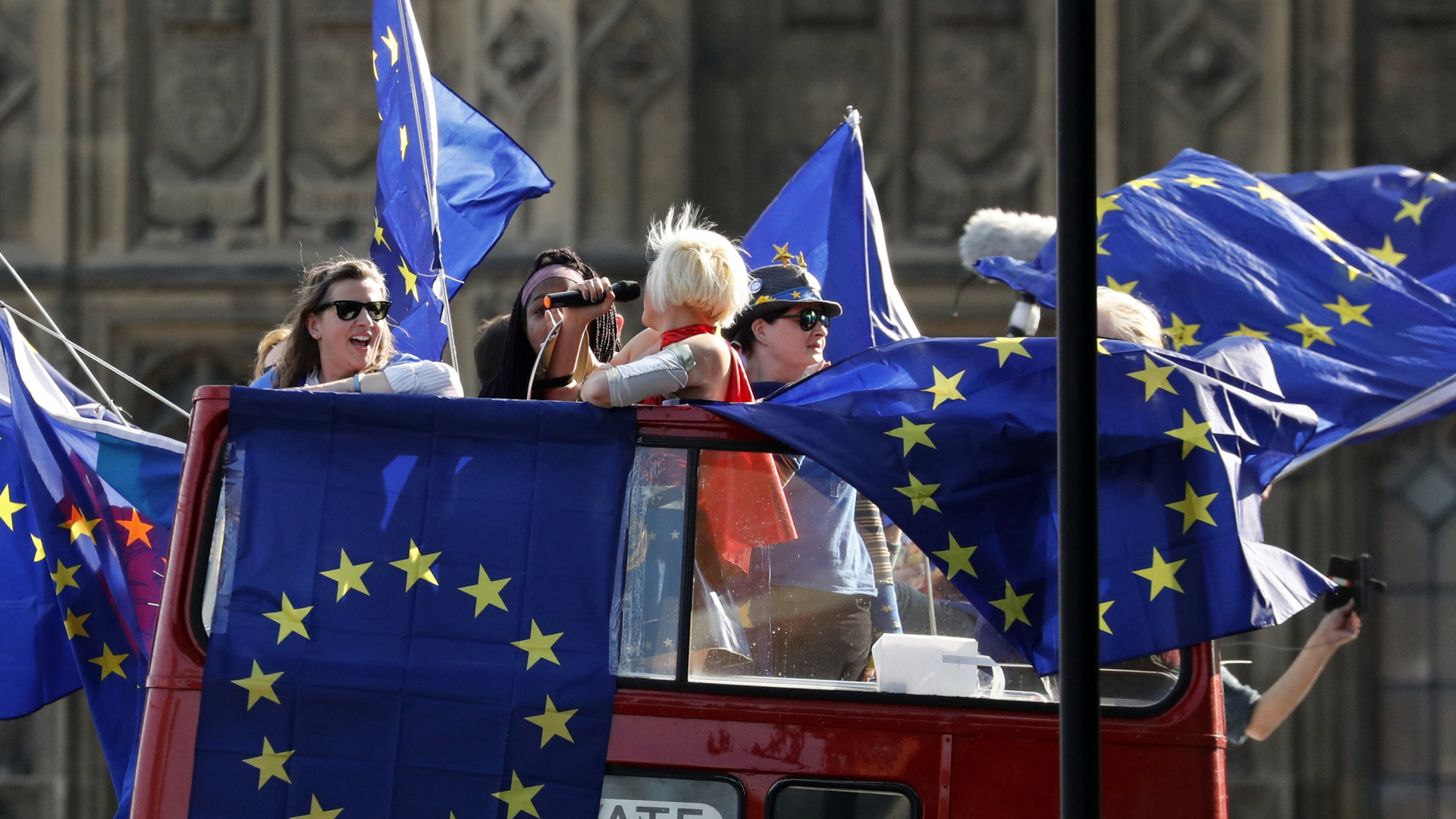 Anti-Brexit-Demonstranten winken mit EU-Flaggen von einem Bus im Londoner Parlamentsviertel Westminster.