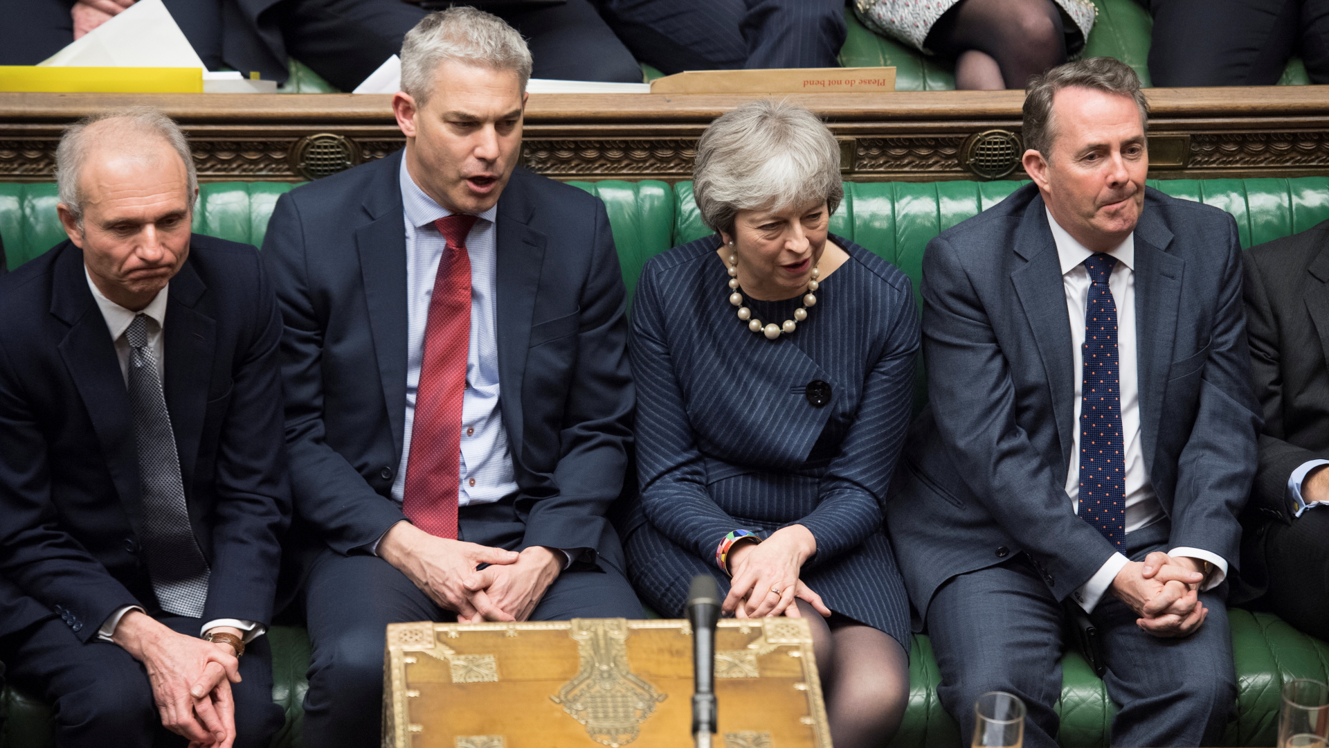 Theresa May (3. v. l.) im britischen Unterhaus. | REUTERS