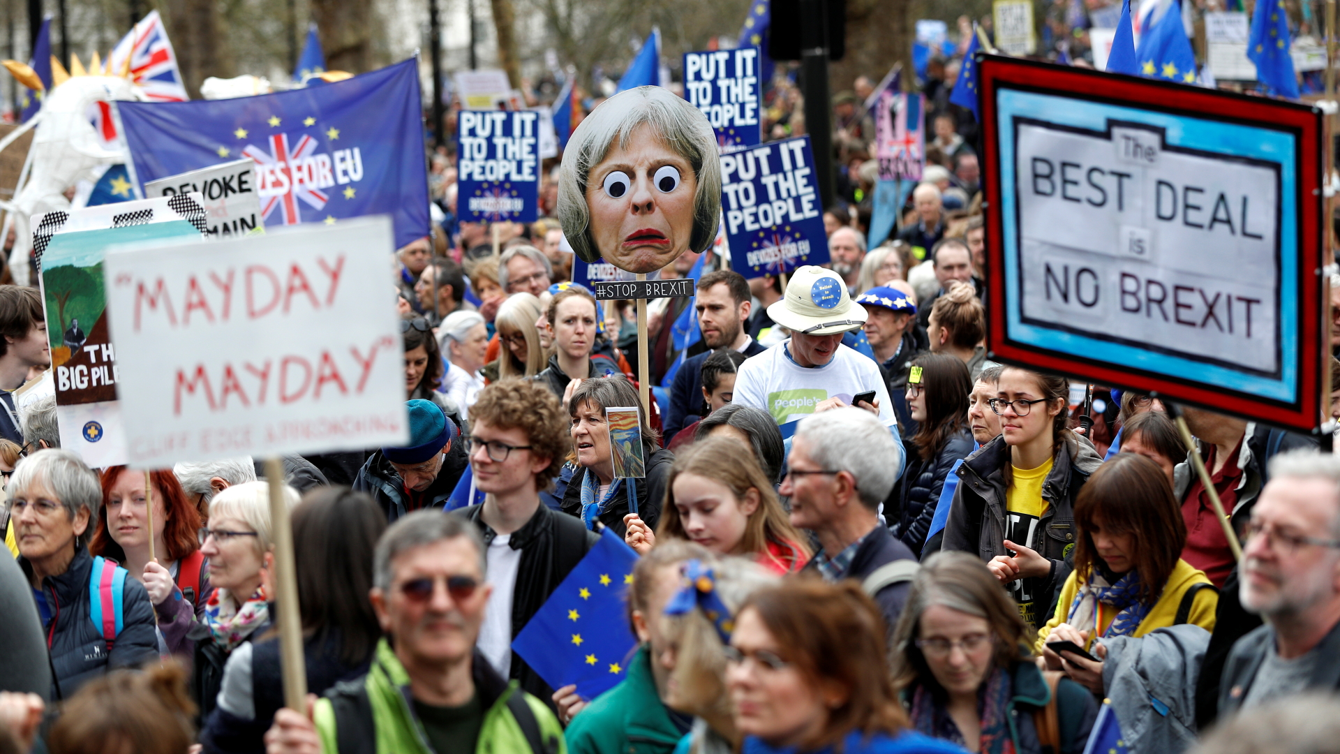 Brexit-Gegner ziehen mit EU-Fahnen und Plakaten durch London. | REUTERS