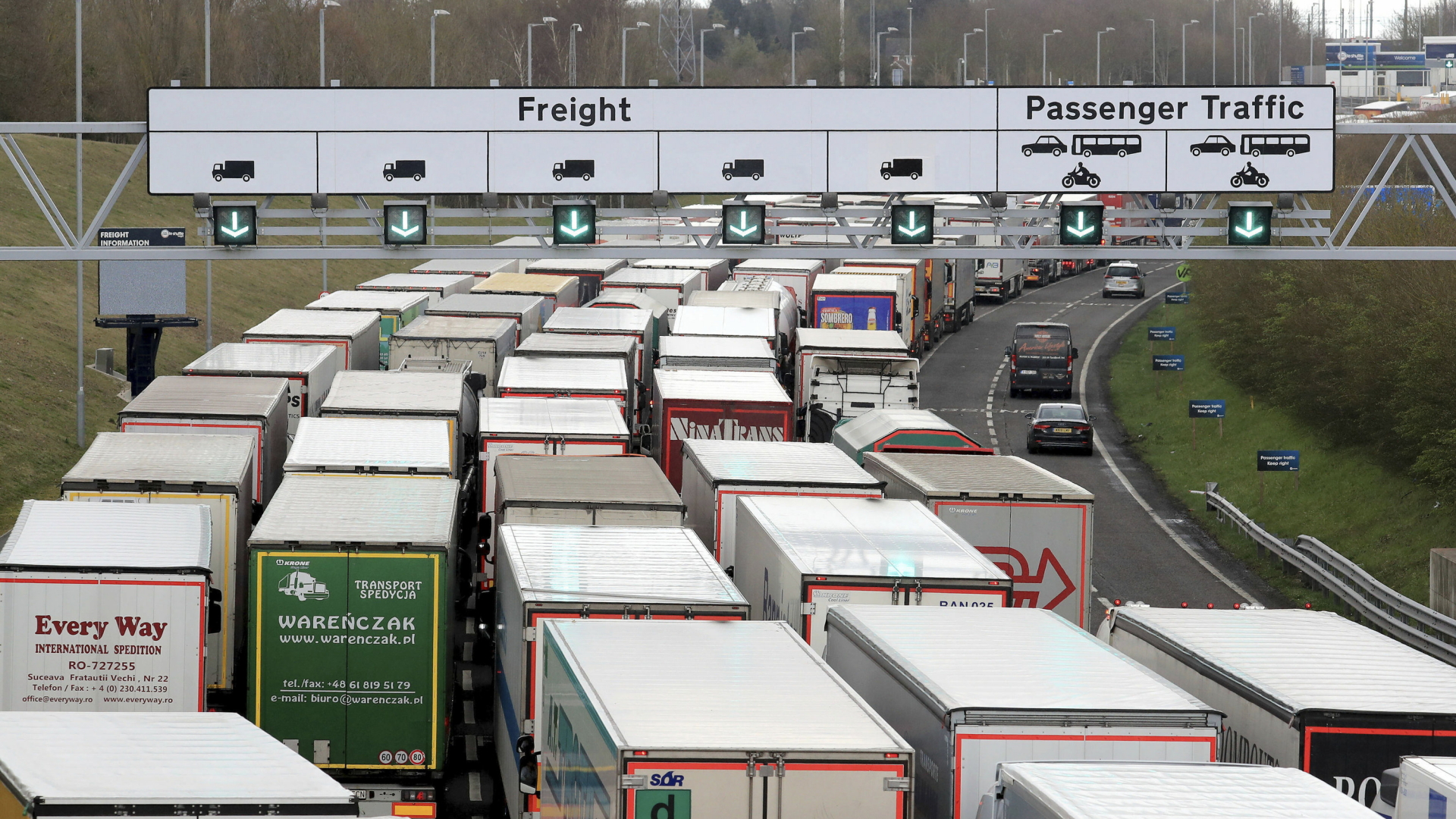 Lkw vor dem Eingang zum Eurotunnel in Folkstone im Süden Englands | AP