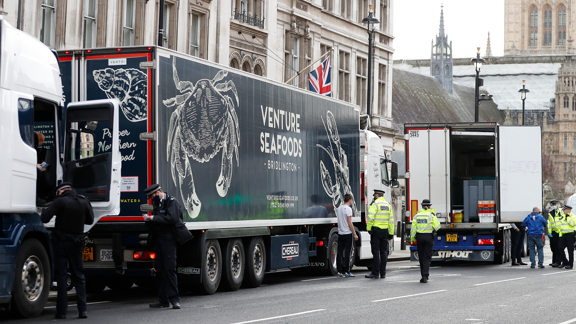 Fischer protestieren mit ihren Lastwagen in der Nähe der Downing Street in London | dpa