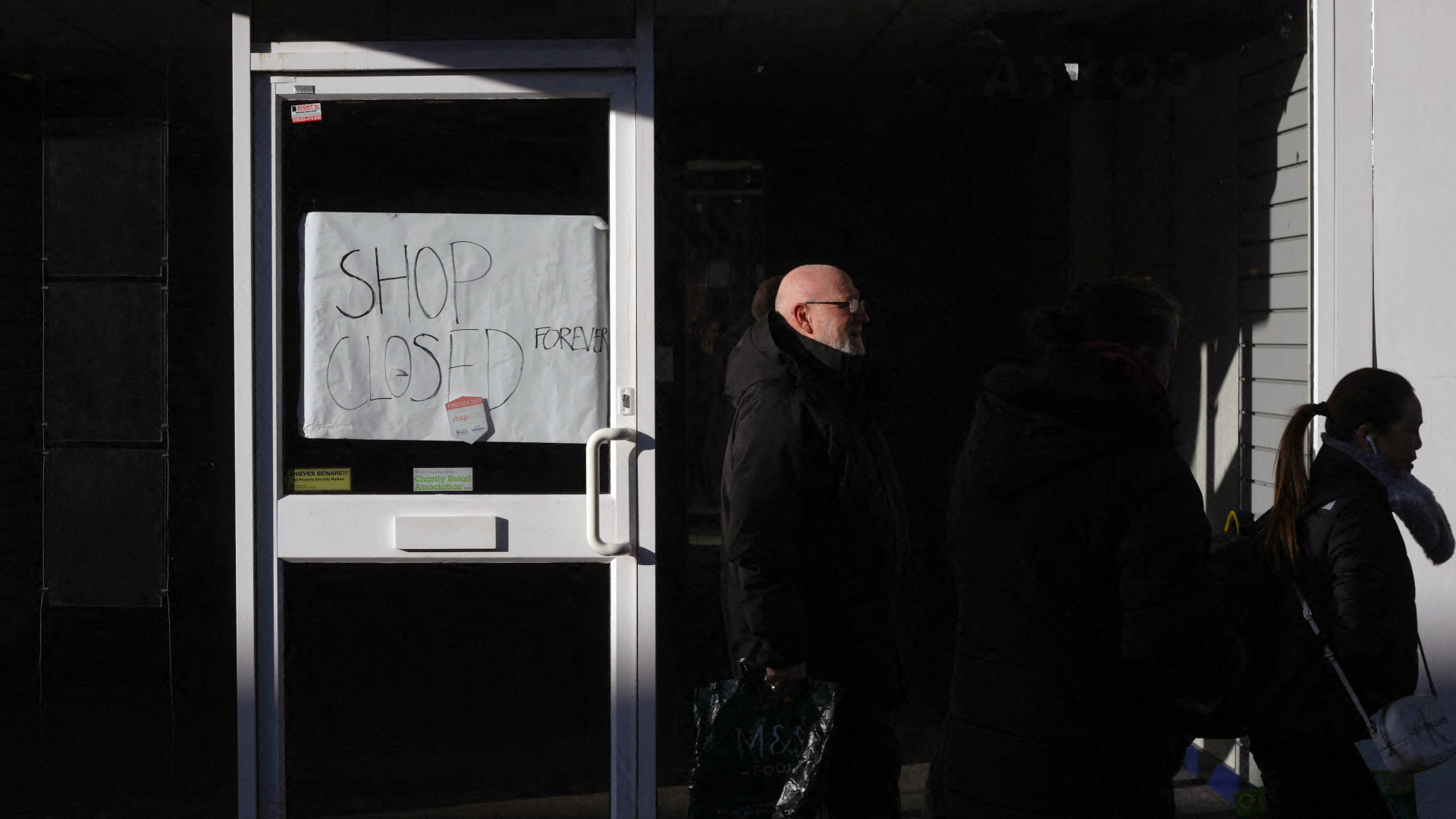 An einem Geschäft in Großbritannien hängt ein Schild mit der Aufschrift "für immer geschlossen" | AFP