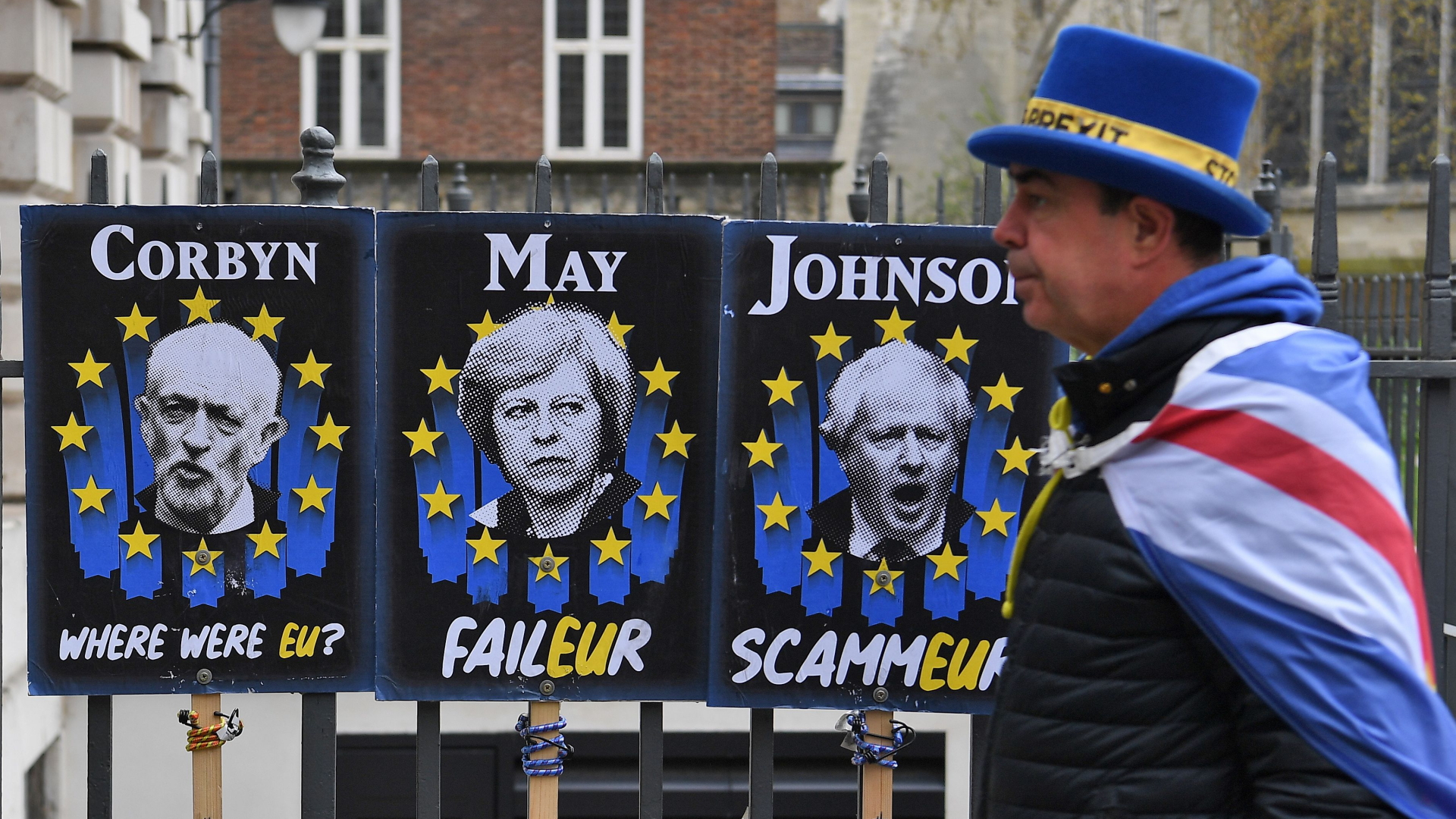 Ein Pro-EU-Demonstrant in London vor Plakaten mit britischen Spitzenpolitikern.  | ANDY RAIN/EPA-EFE/REX