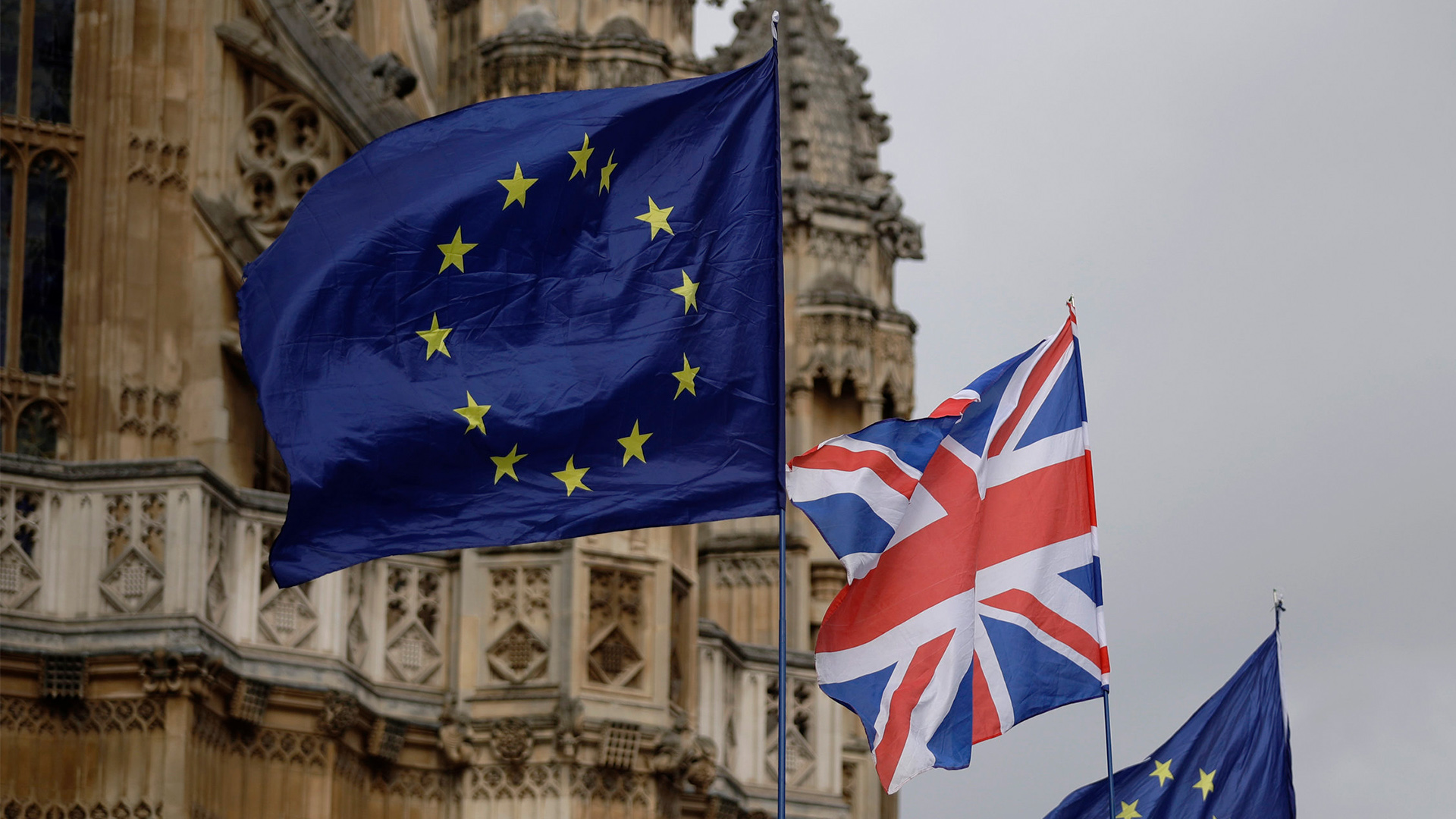 EU Flaggen und Union Jack vorm britischen Parlament | AP