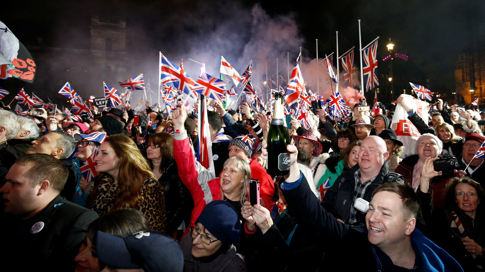 Menschen bejubeln in London den Brexit. | REUTERS
