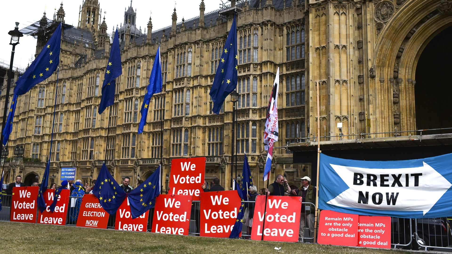Brexit-Befürworter vorm Parlament in London. | AP