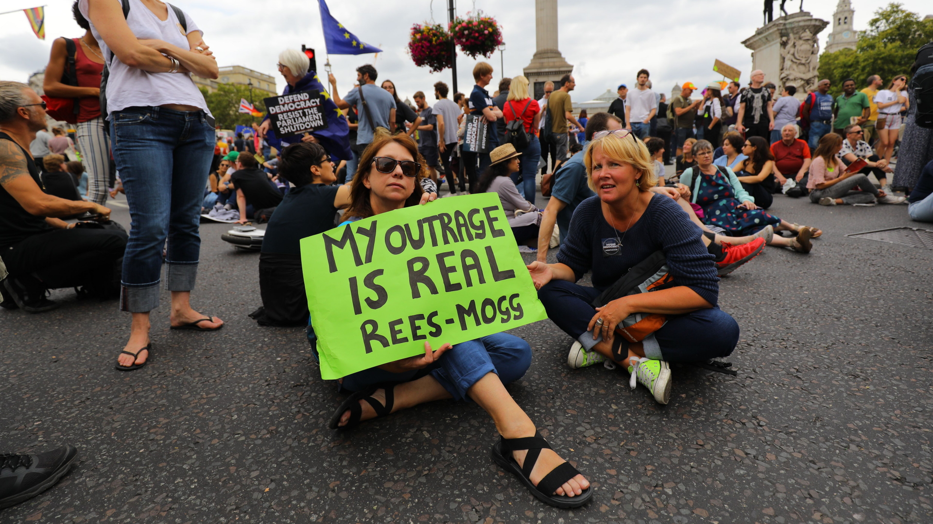Demonstranten sitzen auf dem Trafalger Square in London. Sie protestieren gegen die Zwangspause des Parlaments. | VICKIE FLORES/EPA-EFE/REX