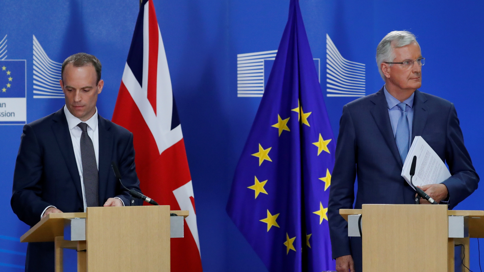 Der britische Brexit-Minister Dominic Raab and der Verhandlungsführer der EU, Michel Barnier, bei einer Pressekonferenz in Brüssel | Bildquelle: REUTERS