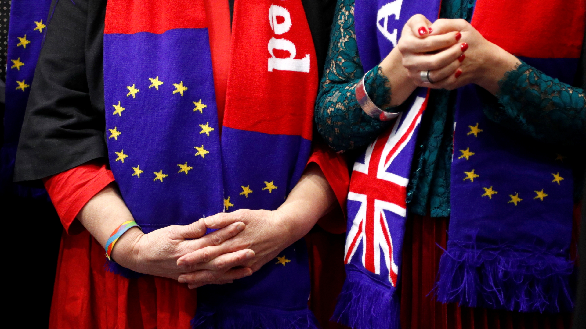 Die EU und Großbritannien - auf Schals, die sich Mitglieder der Sozialdemokraten im EU-Parlament umgehängt haben, sind sie noch vereint. | REUTERS