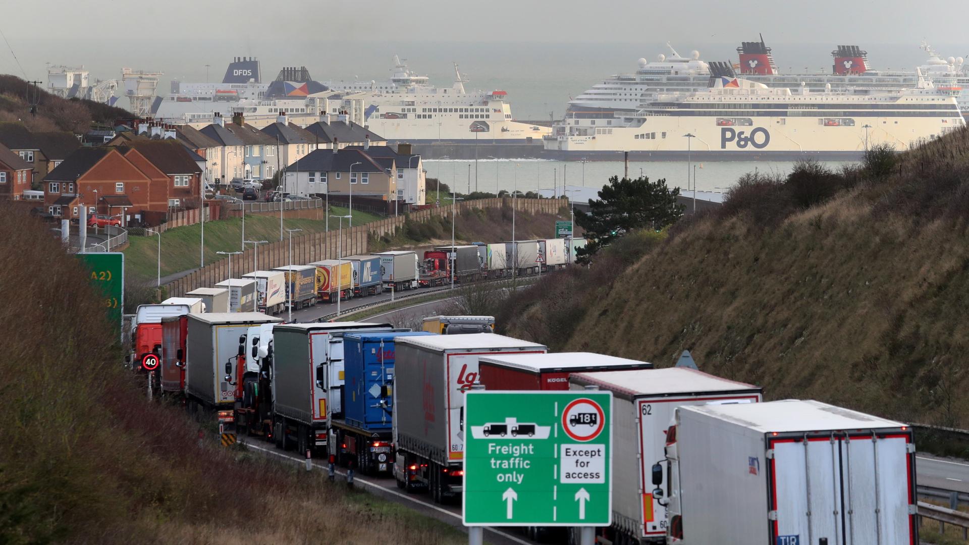 Zahlreiche Lkw stehen vor dem Hafen von Dover im Stau. | dpa