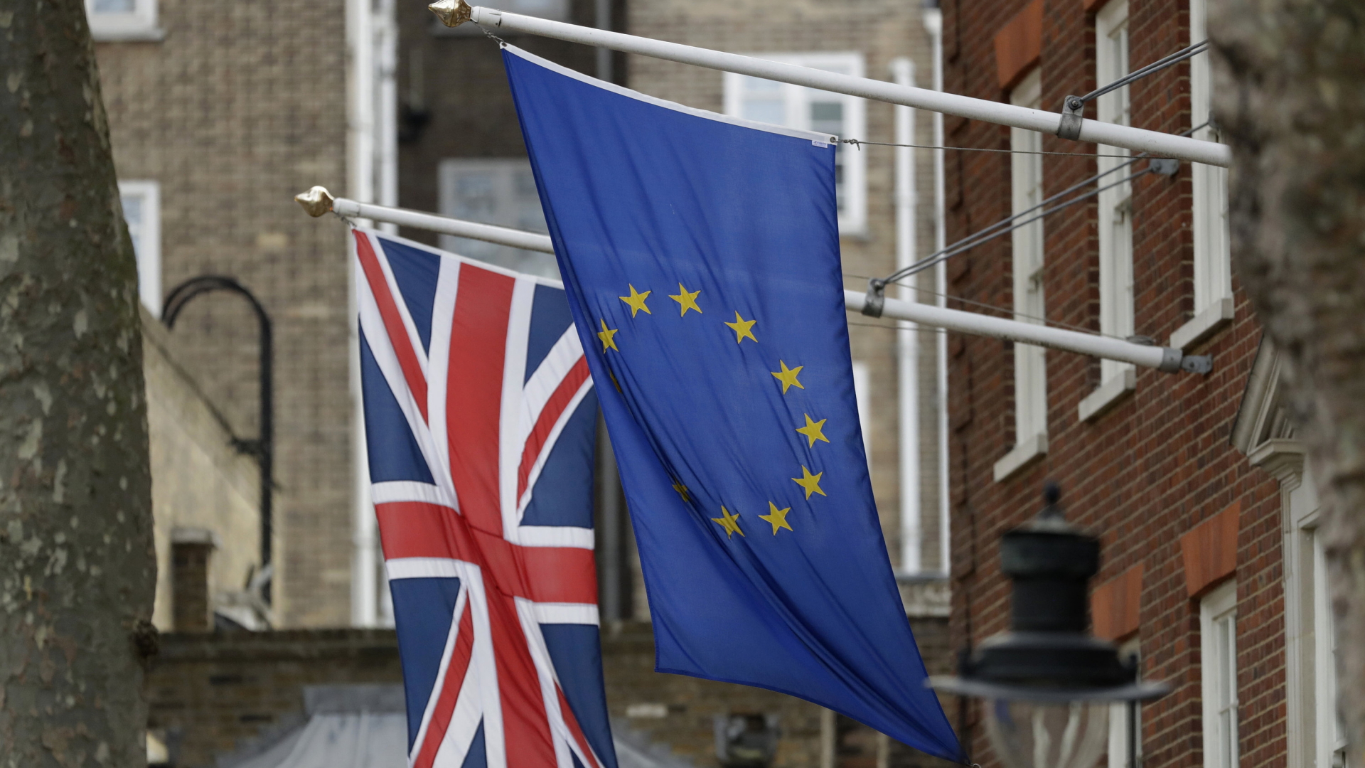 Die Flaggen des Vereinigten Königreichs und der Europäischen Union am Europa-Haus - dem Haus des Europäischen Parlamentes - in London | AP