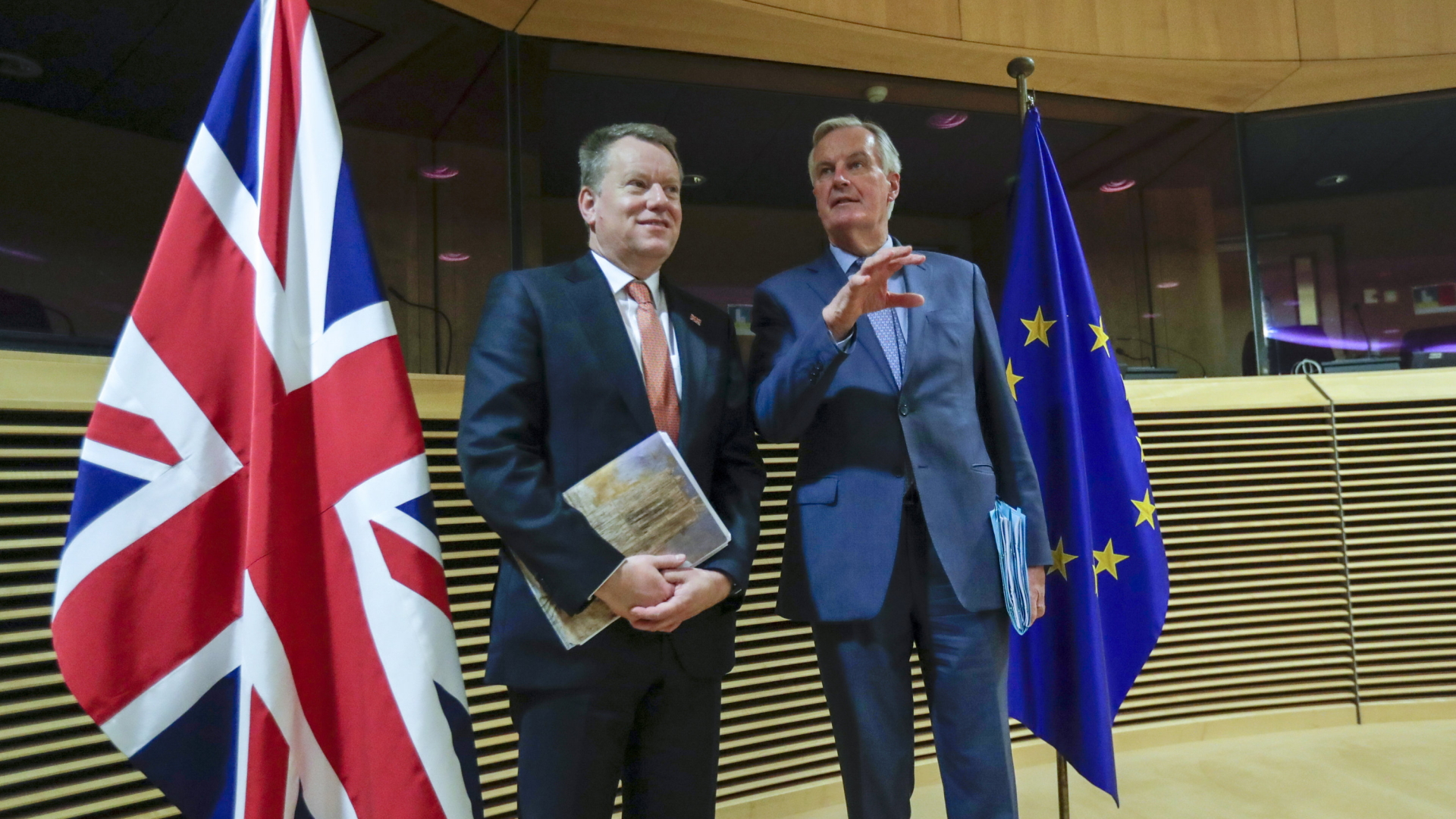 Der EU-Chefunterhändler Barnier und der britische Verhandlungsführer, Frost (v.r.). | AP