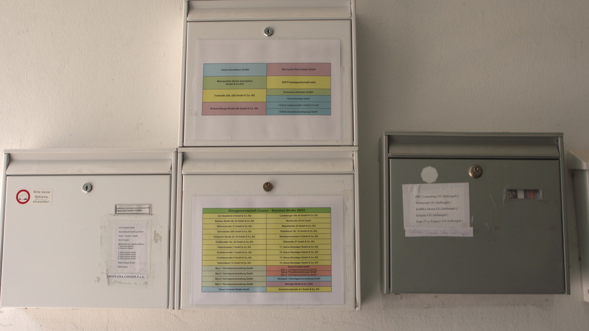 Mehrere Briefkästen hängen in einem Hausflur eines Hauses in Zossen. | NDR/Panorama