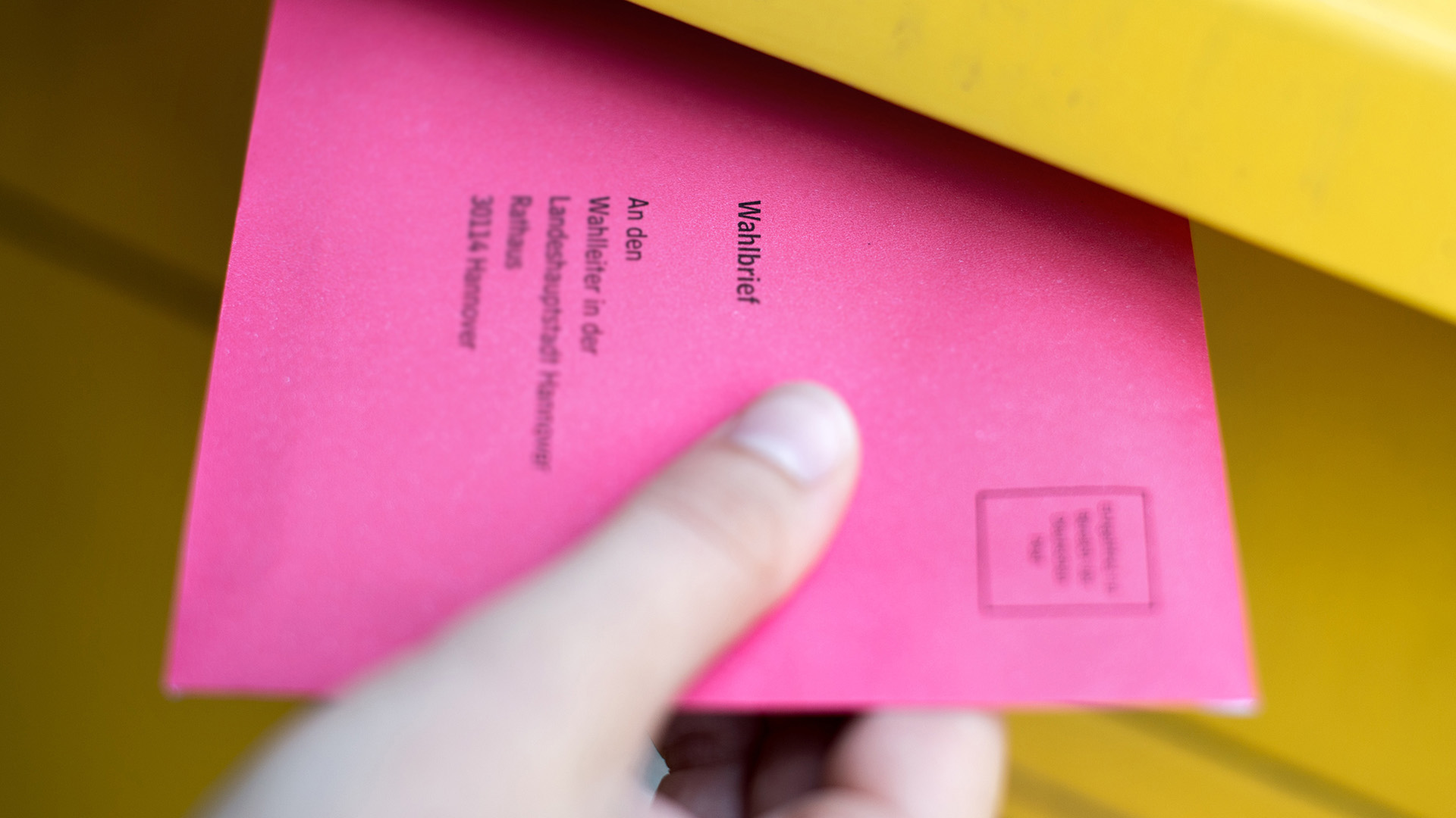 Umschlag zur Briefwahl, der zum Teil in einem Briefkasten steckt (Archivbild 2017) 