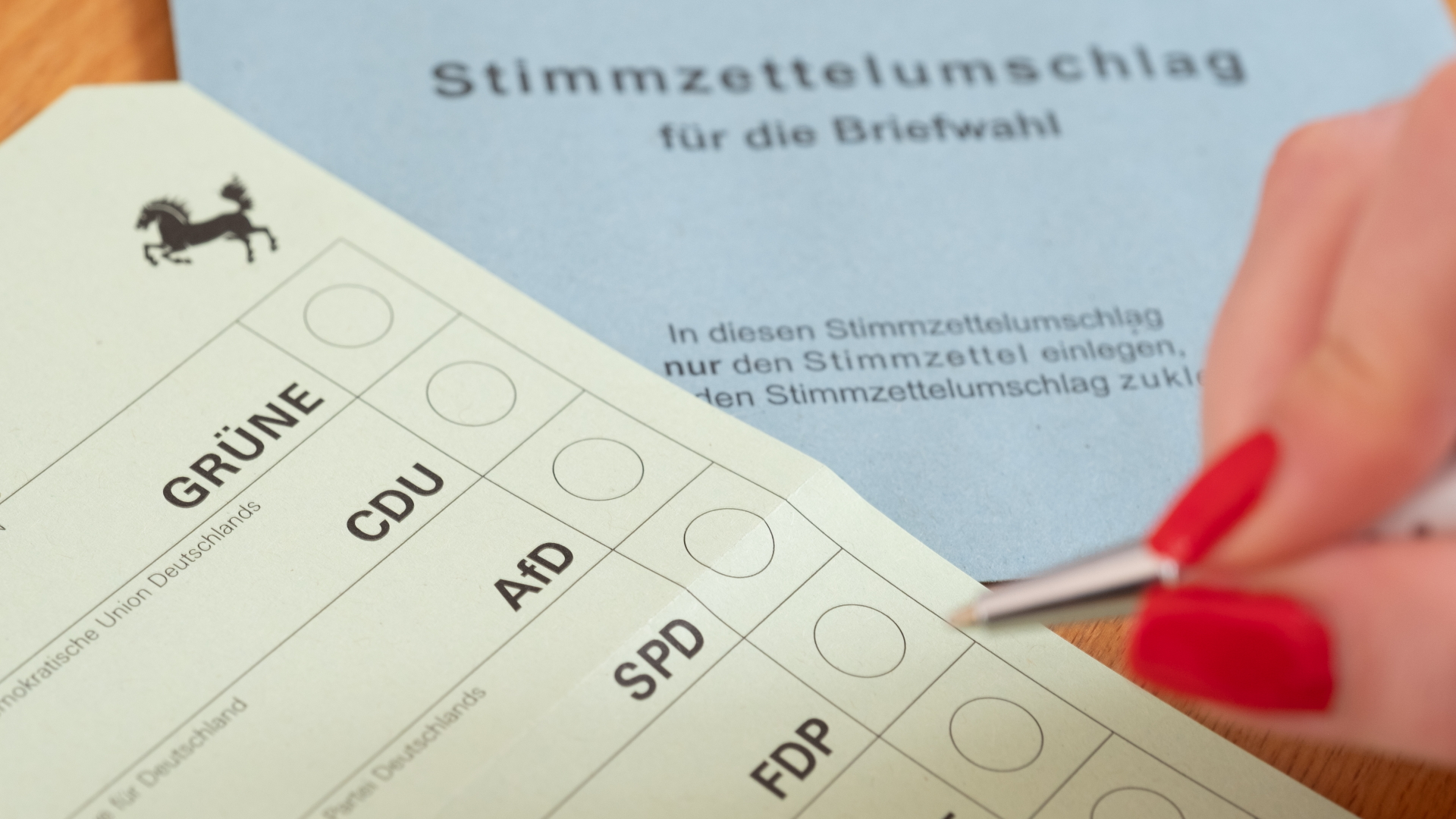 Ein Stimmzettel für die Briefwahl für die Landtagswahl am 14. März 2021 in Baden-Württemberg liegt auf einem Tisch
