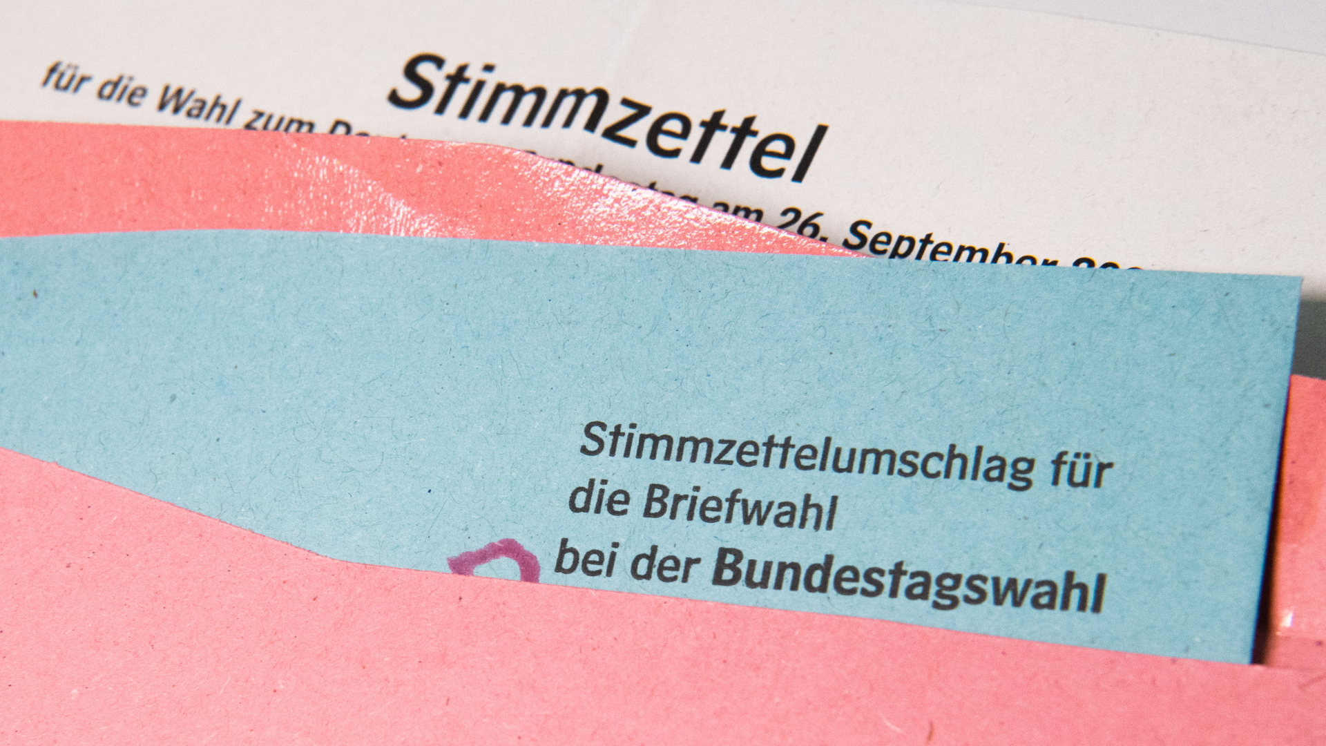Ein Stimmzettel und ein Umschlag für die Briefwahl liegen auf einem Tisch.  | dpa