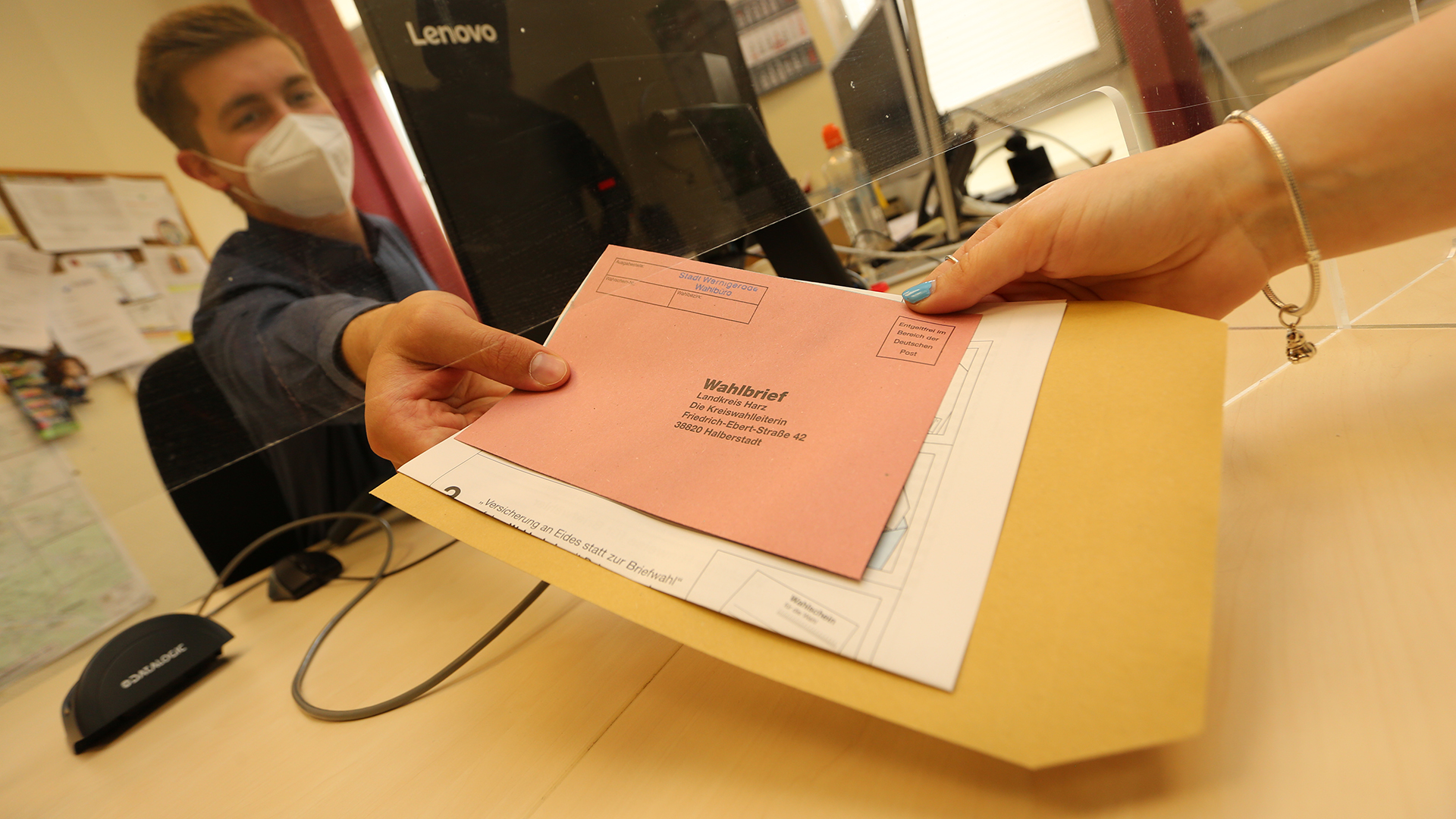 Briefwahlunterlagen werden in den Räumlichkeiten der Stadtverwaltung in Wernigerode (Sachsen-Anhalt) an eine wahlberechtigte Person ausgegeben. | dpa