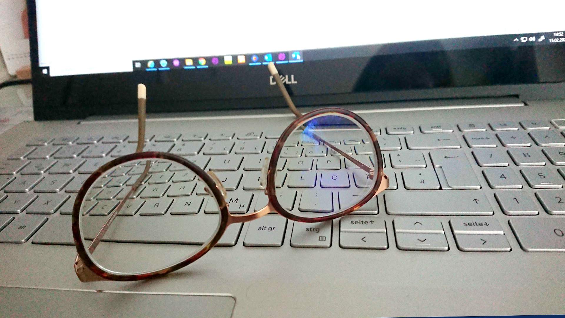 Eine Brille liegt auf einer Laptop-Tastatur | ARD-aktuell/tagesschau.de