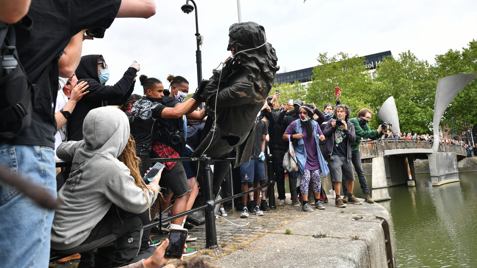 Demonstranten werfen in Bristol die Statue eines Sklavenhändlers ins Hafenbecken | dpa