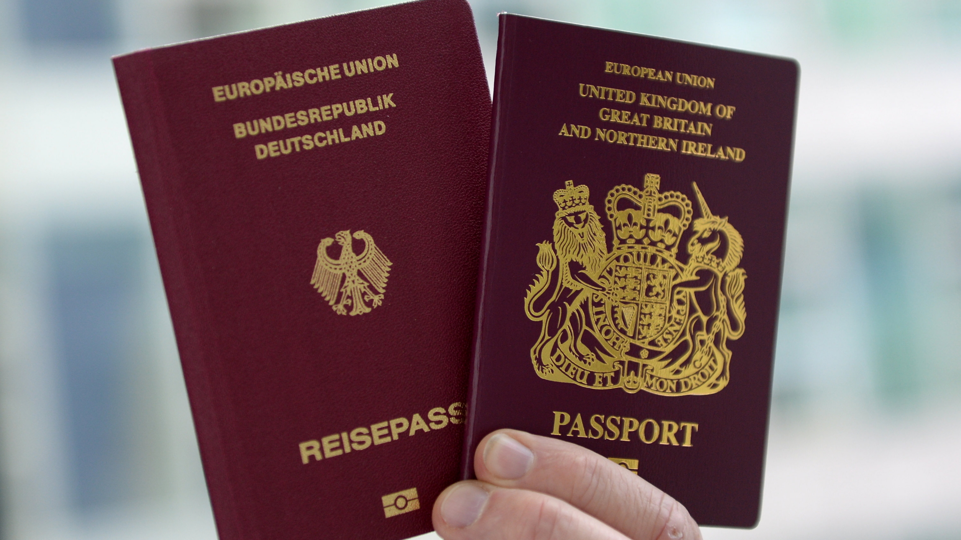 Deutscher und britischer Reisepass