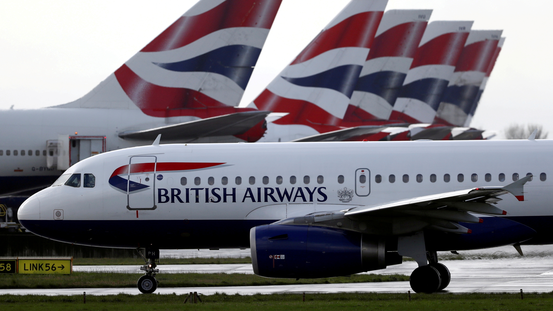 Mehrere Maschinen der Fluglinie British Airways in London.