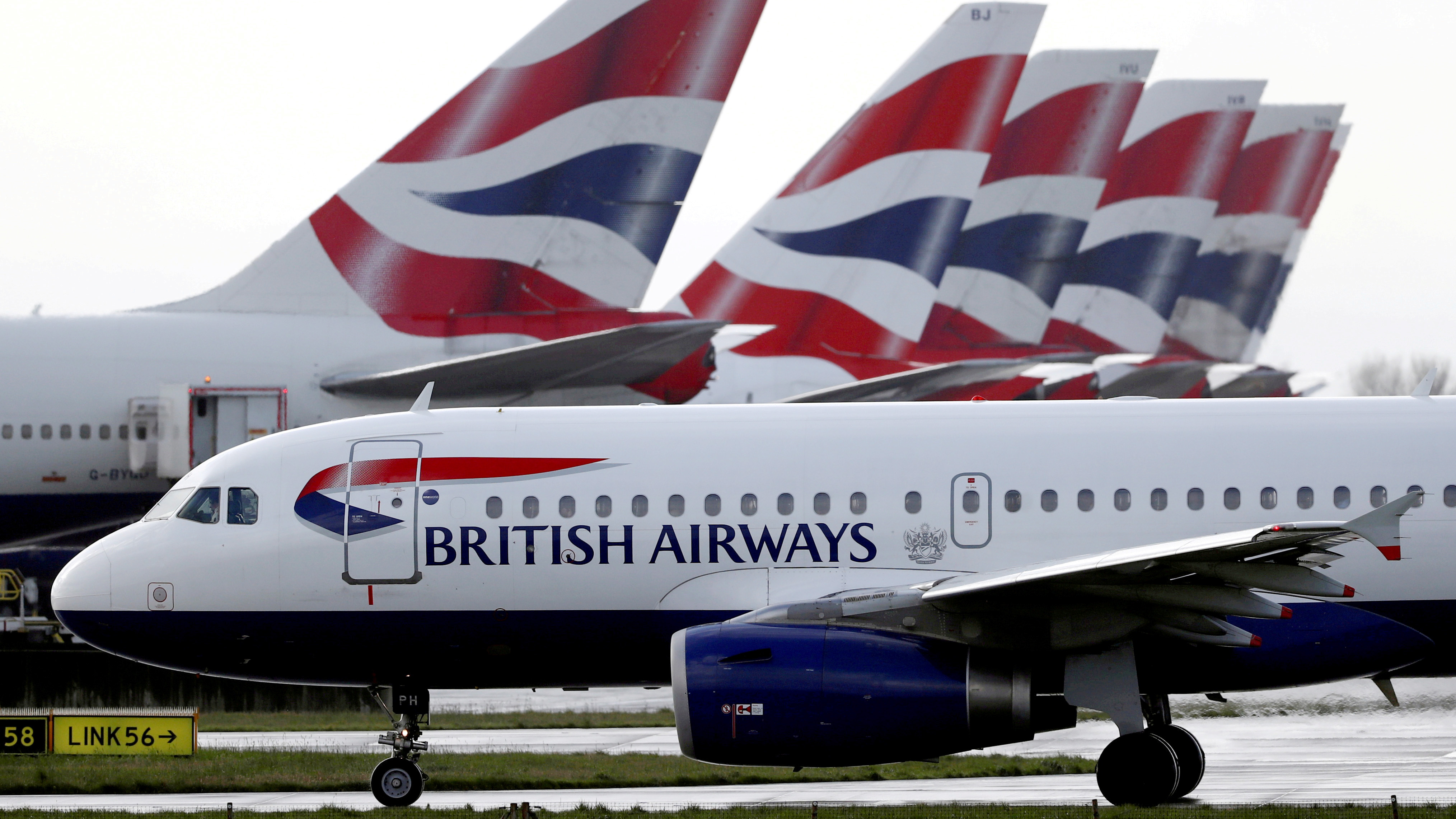 Flugzeuge von British Airways stehen auf dem Rollfeld am Heathrow Airport in London. | REUTERS