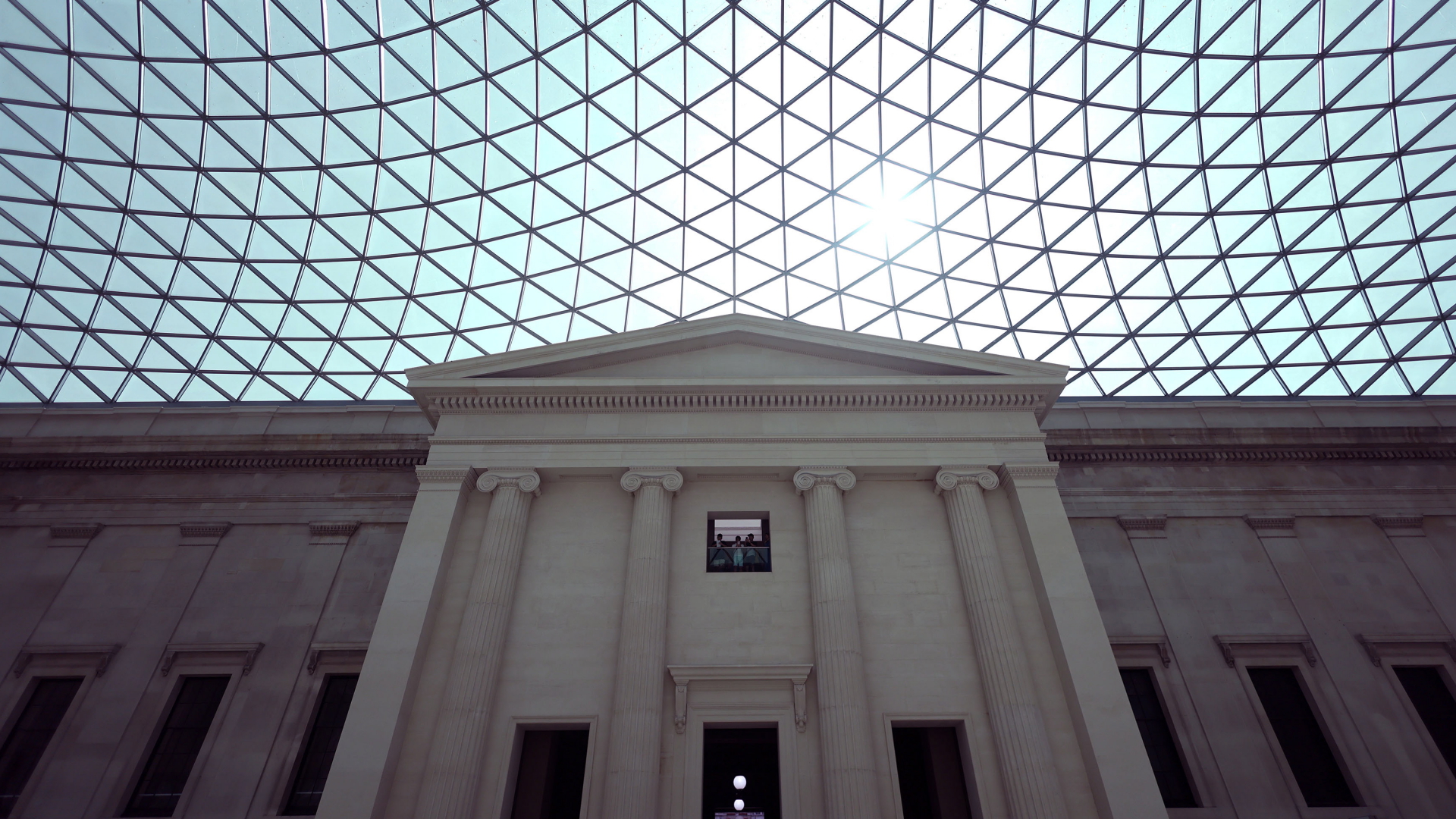 In den Vorhof des British Museum in London scheint die Sonne