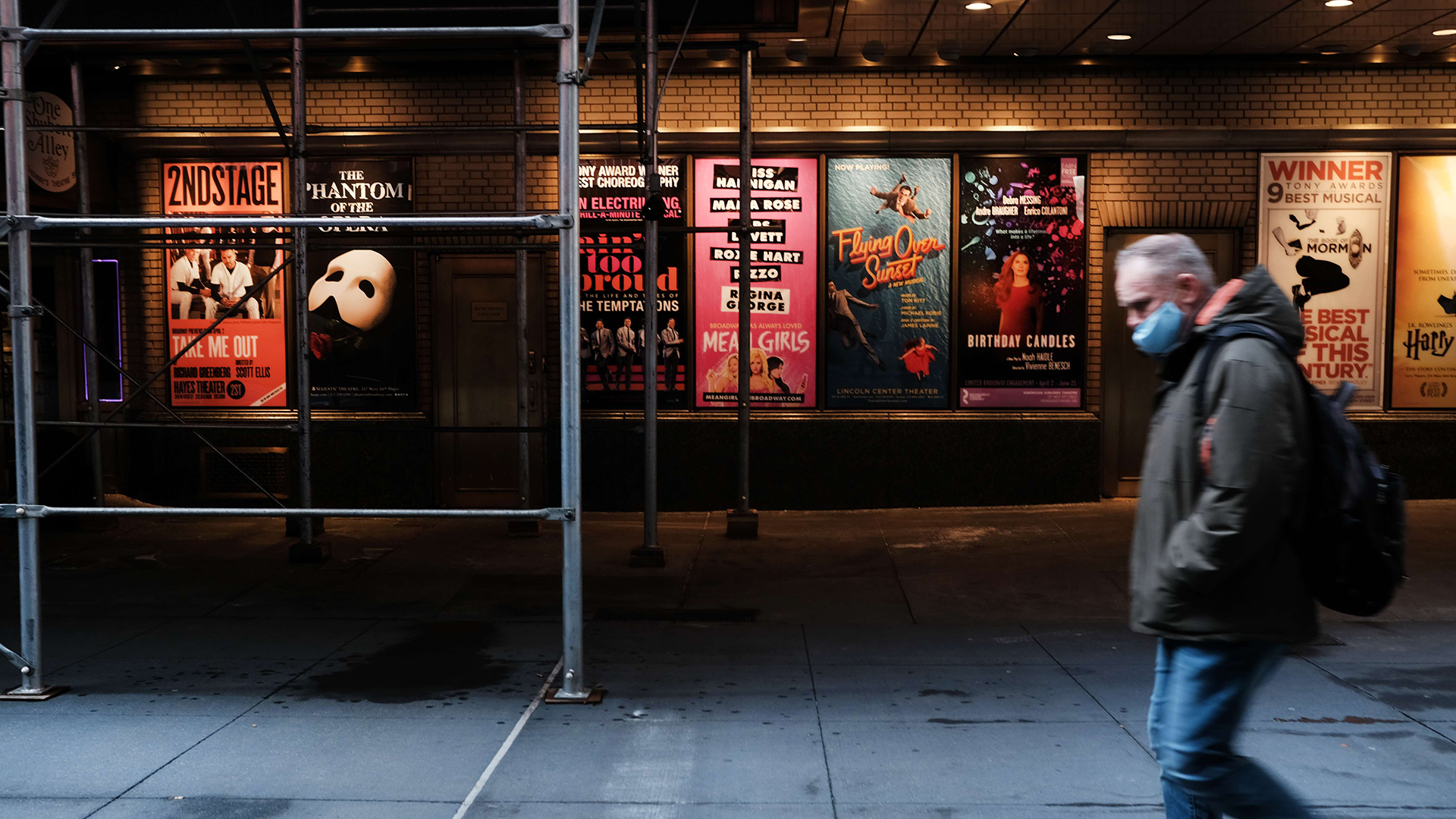 Blick auf Plakate für Musicals am Broadway