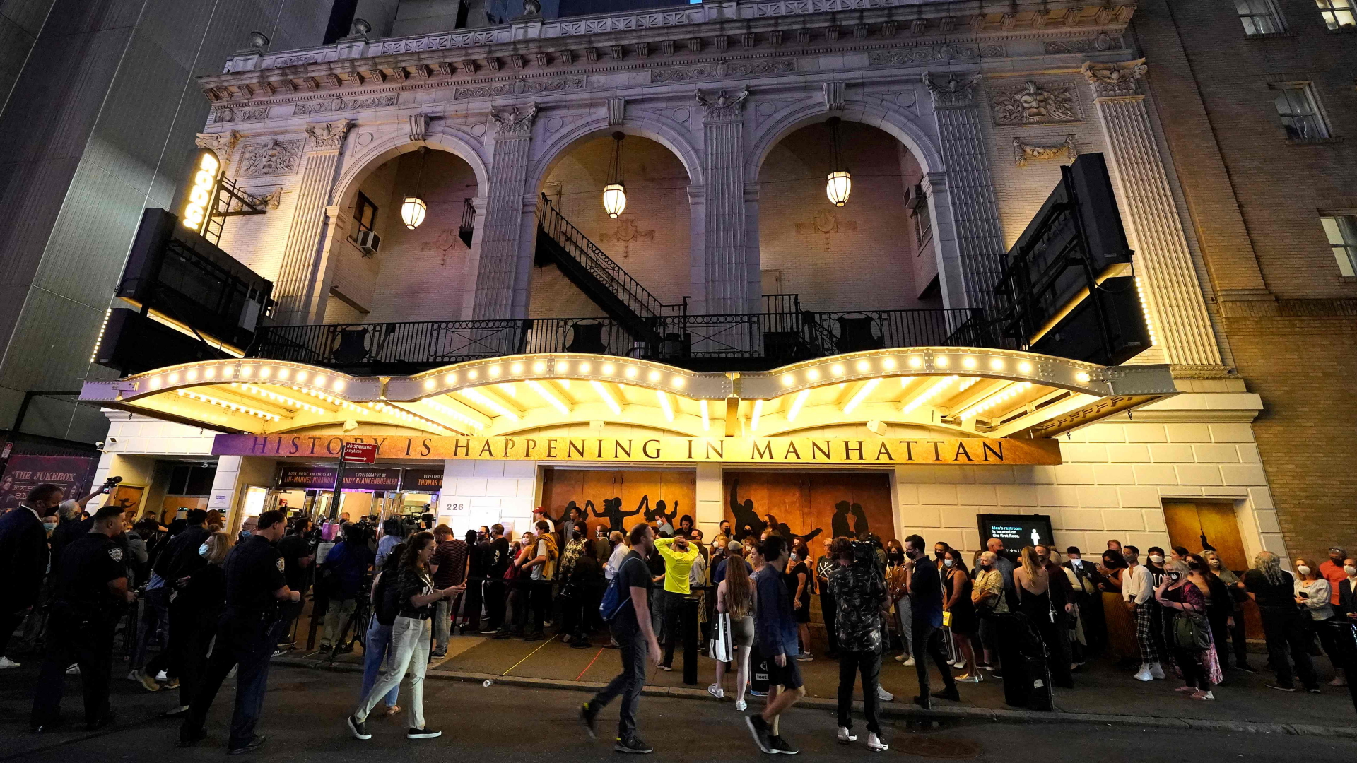 Menschen warten vor dem "Richard Rodgers Theatre" am Broadway in New York. | AFP