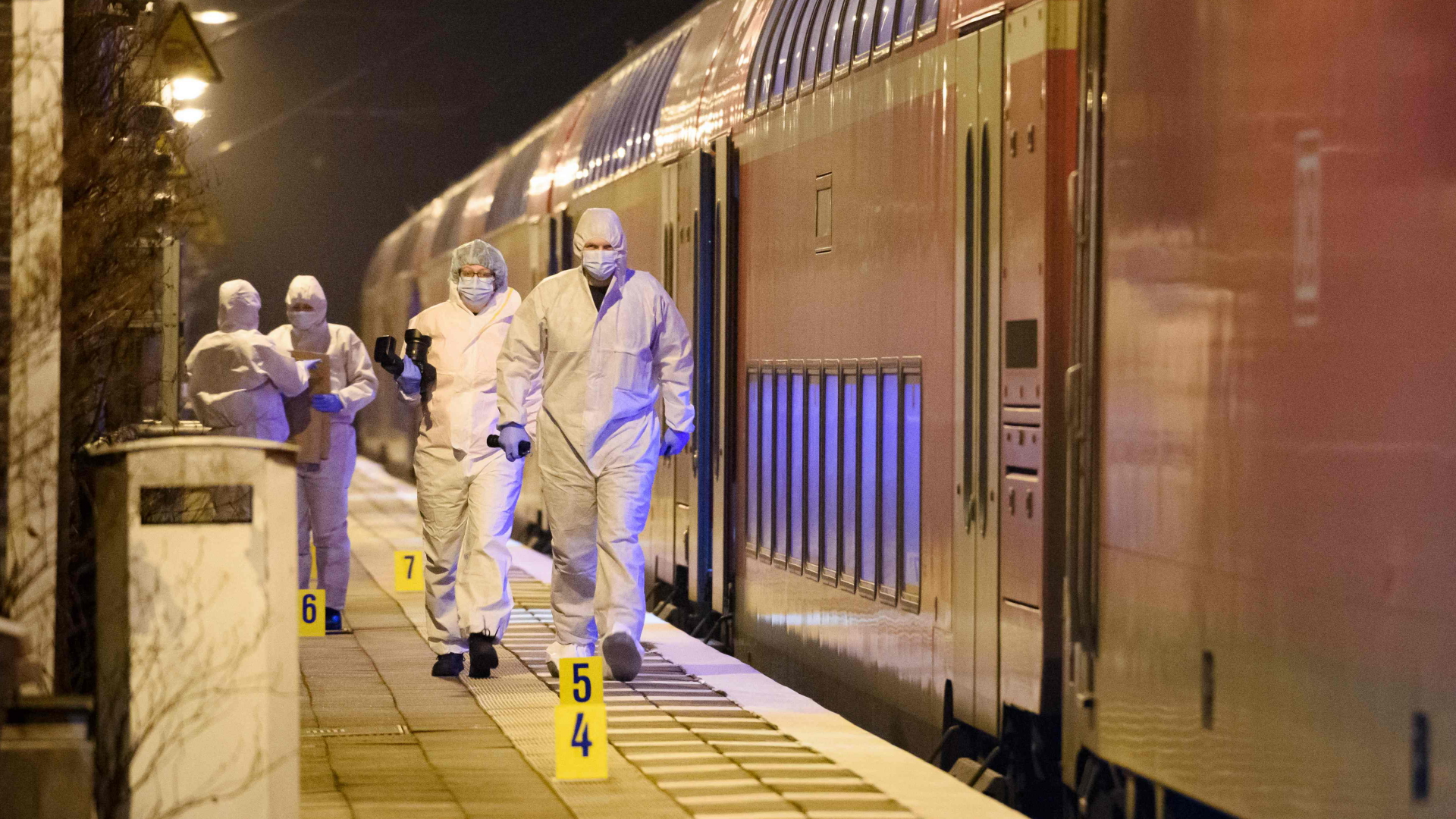 Forensische Ermittler am Bahnhof Brokstedt | AFP