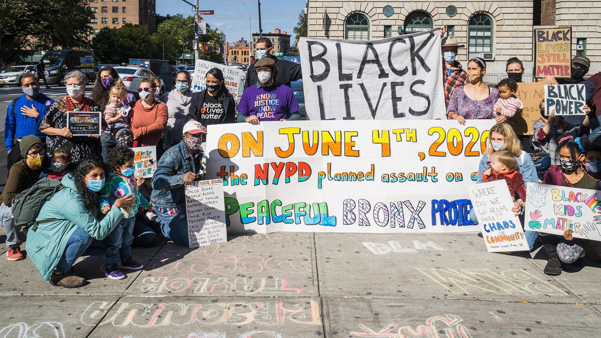 Familien aus Mott Haven protestieren in der Bronx in New York. | imago images/Pacific Press Agenc
