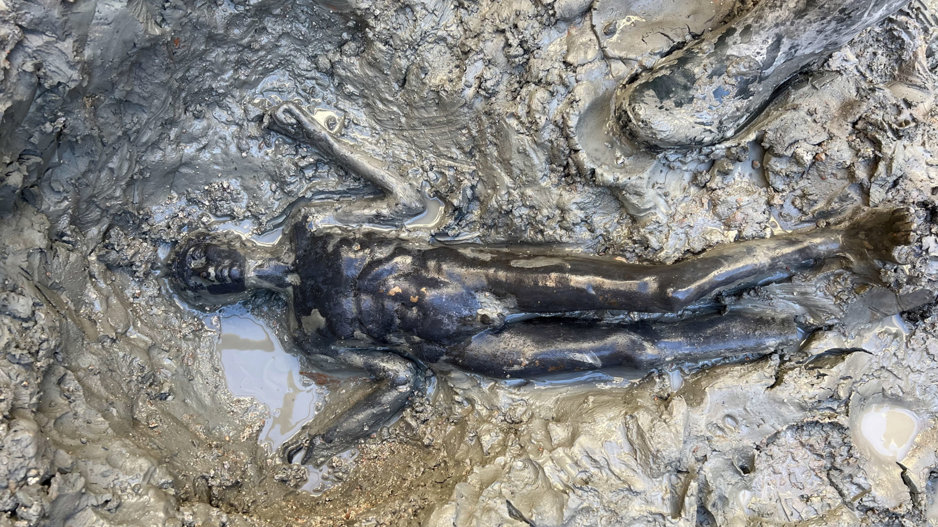 Resor spa di Italia: peneliti menemukan patung perunggu di lumpur