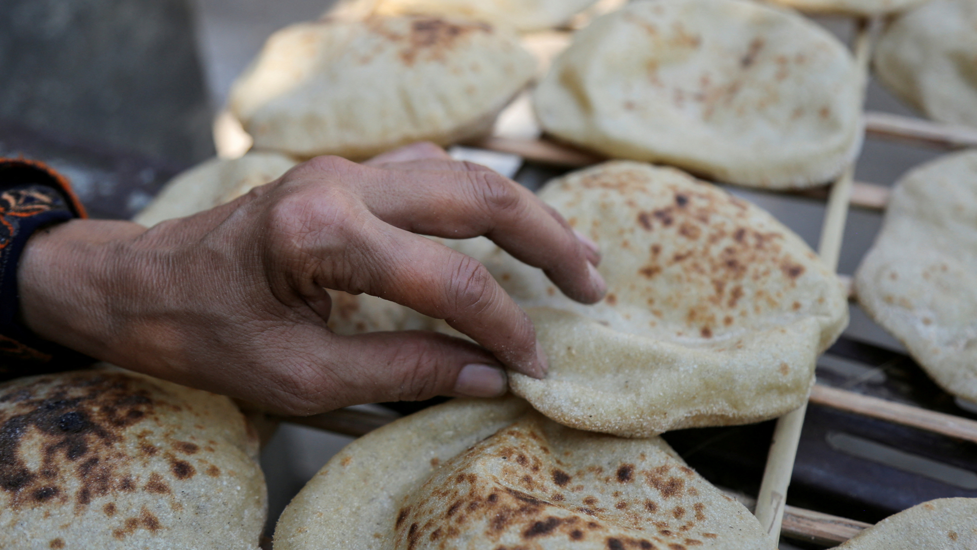 Hand betastet Brotfladen | REUTERS