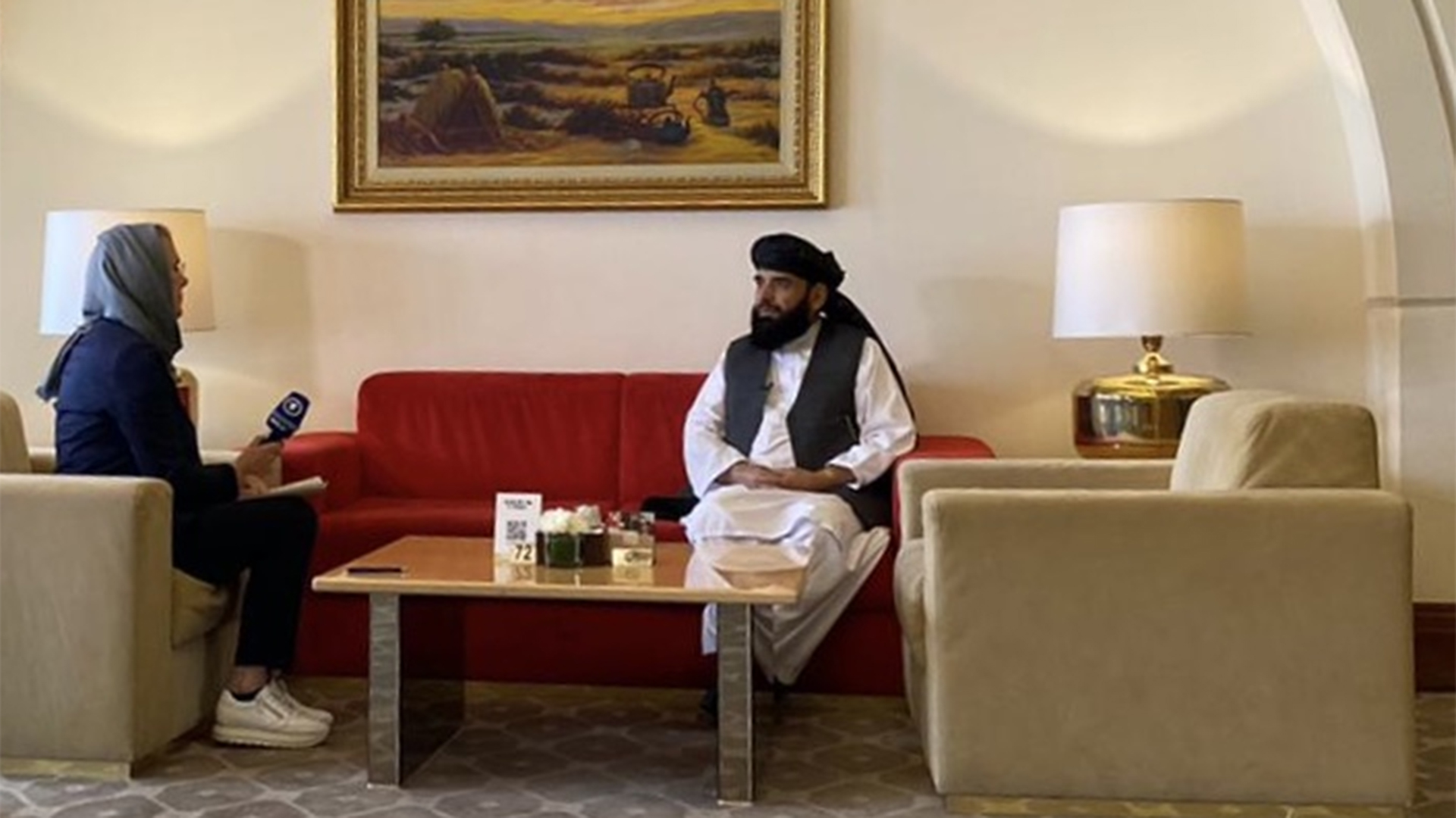 Ute Brucker bei einem Gespräch mit einem Taliban-Vertreter in Doha | SWR