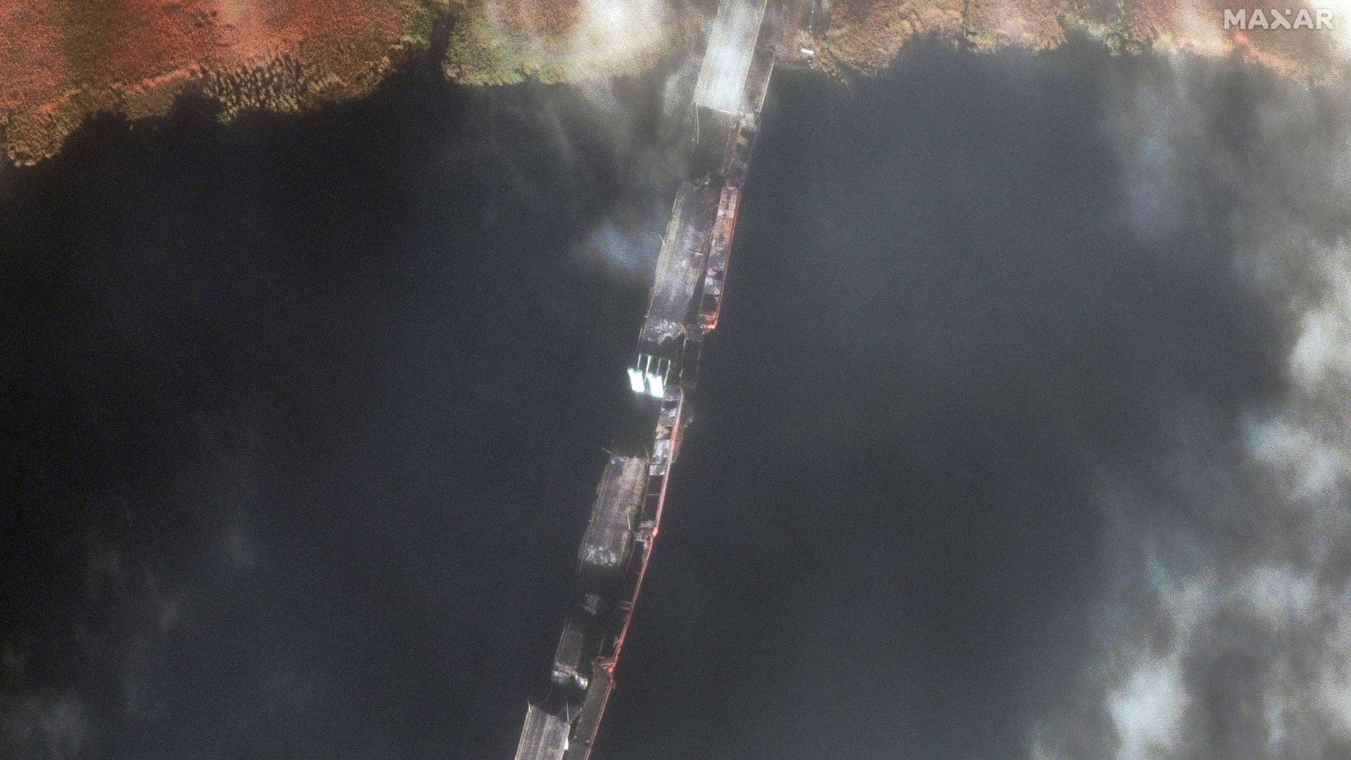 Ein Satellitenbild der Firma Maxar zeigt die zerstörte Antonivskiy-Brücke in Cherson | via REUTERS
