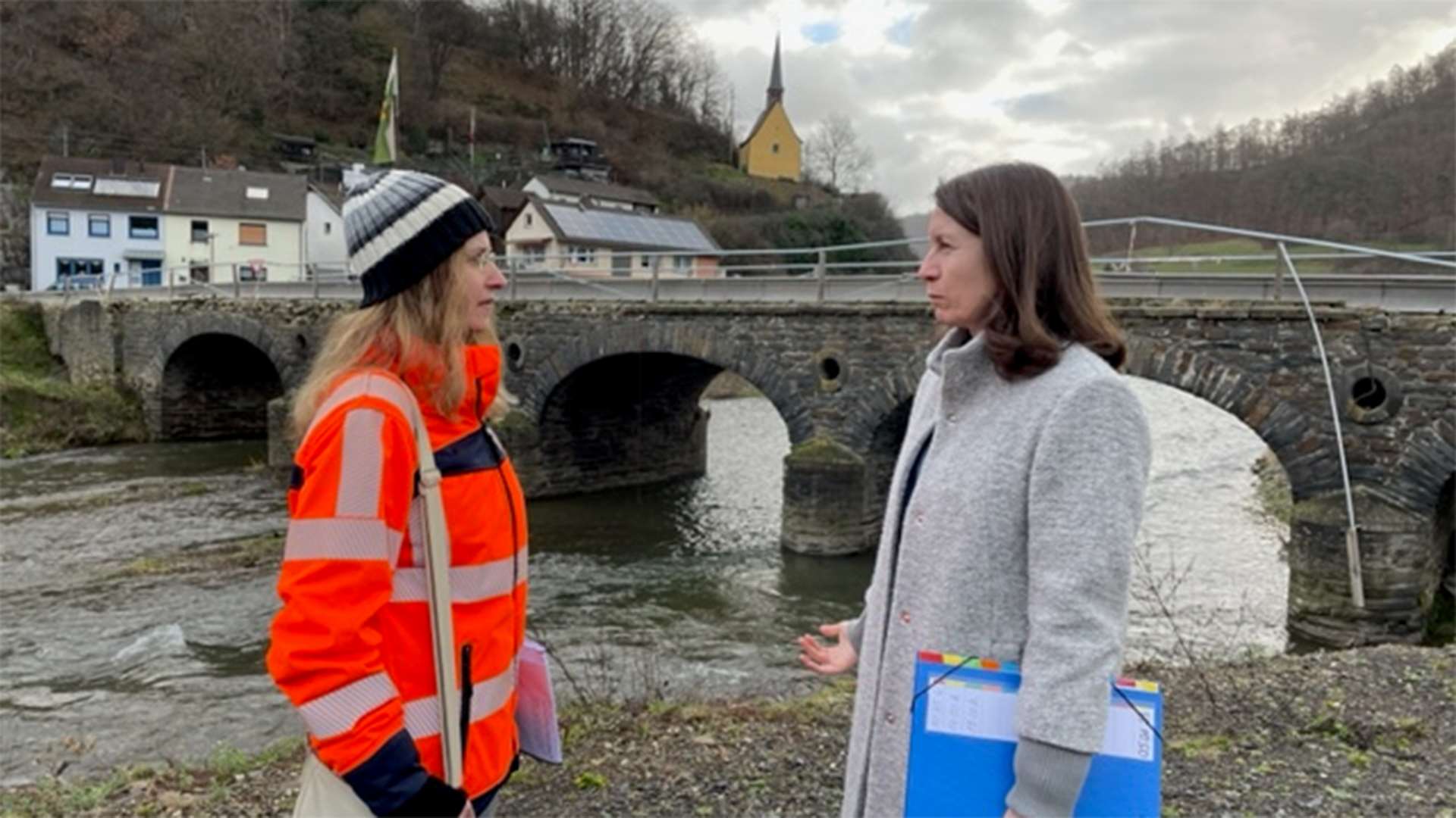 Zwei Frauen stehen vor der historischen Brücke in Ahrbrück. | SWR