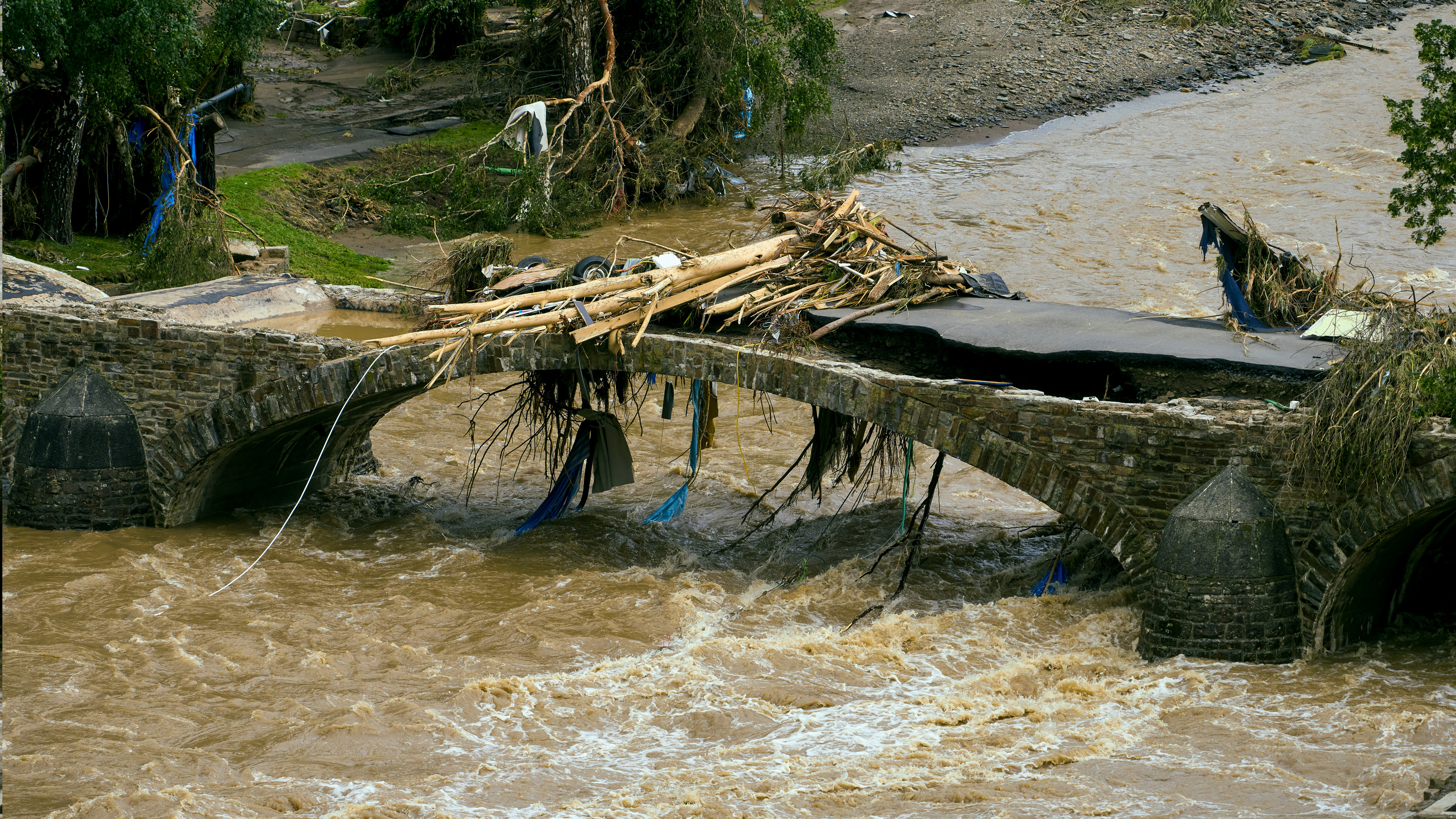 Die Ahr fließt unter einer vom Hochwasser zerstörten Brücke hindurch, in dem Ort Schuld im Kreis Ahrweiler. | dpa