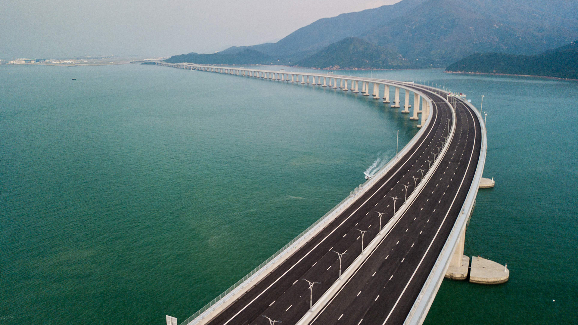 Die weltweit größte Meeresbrücke zwischen Hongkong und dem Festland Chinas | Bildquelle: AFP