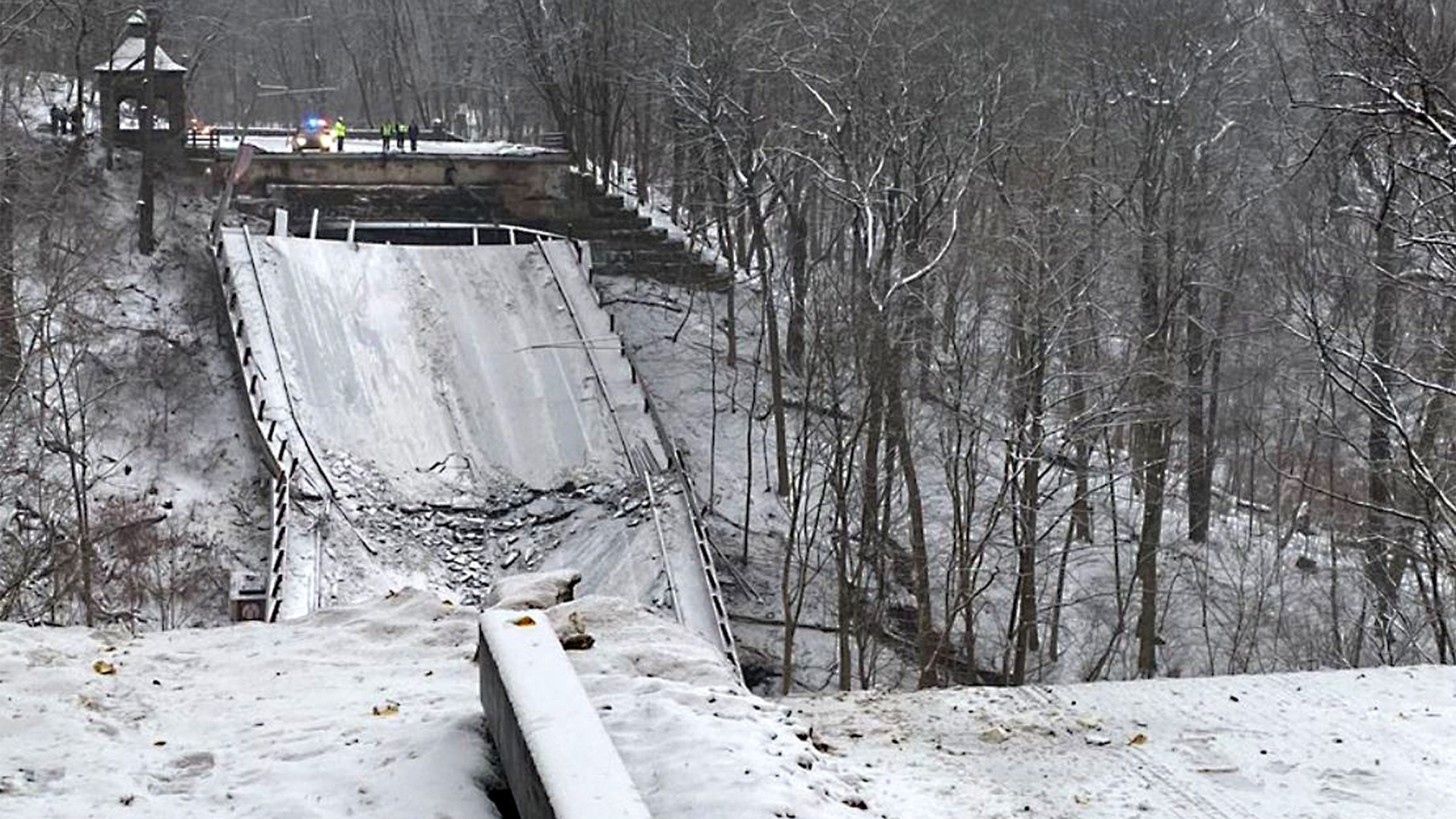 Blick auf eine eingestürzte Brücke in Pittsburgh, Pennsylvania. | AFP