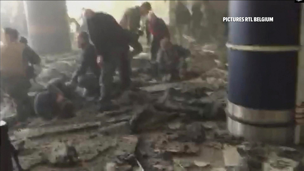 Dieses Foto zeigt zahlreiche Menschen in einem völlig zerstörten Terminal. 