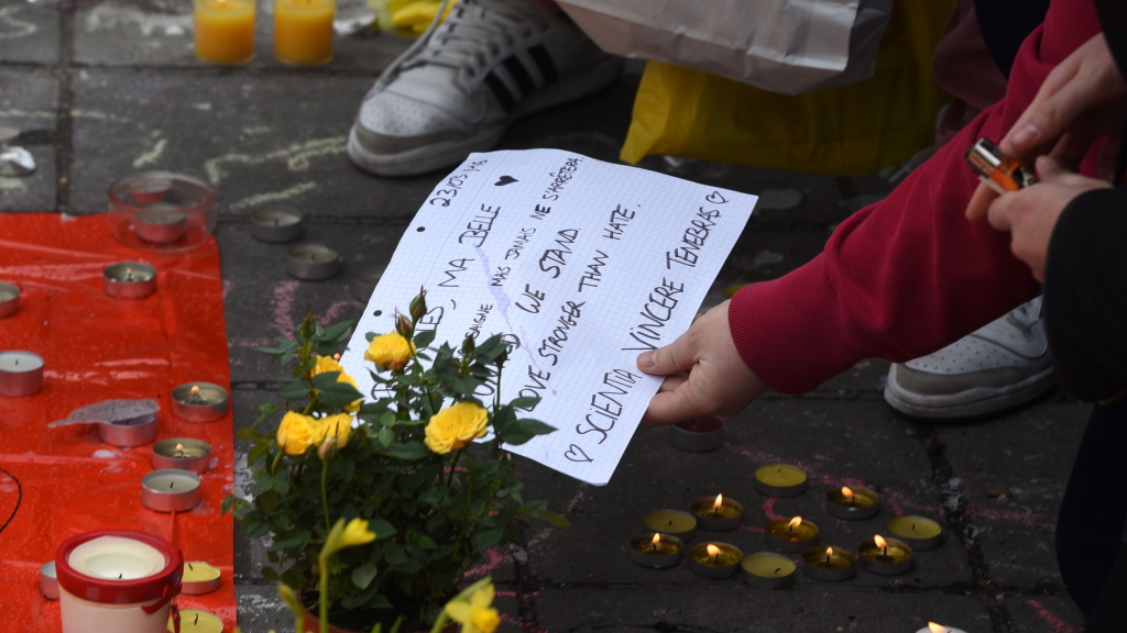 Am Börsenplatz im Zentrum von Brüssel bekunden die Menschen mit Botschaften ihre Trauer.