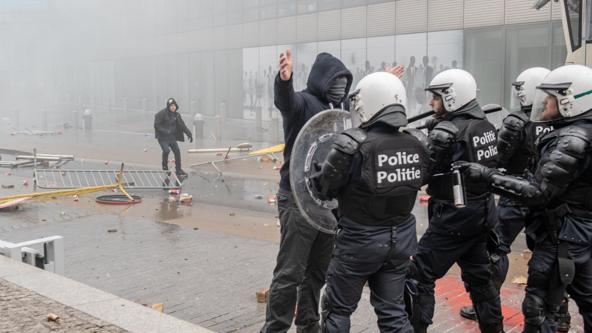 Ein Demonstrant steht vor Polizisten. | Bildquelle: dpa
