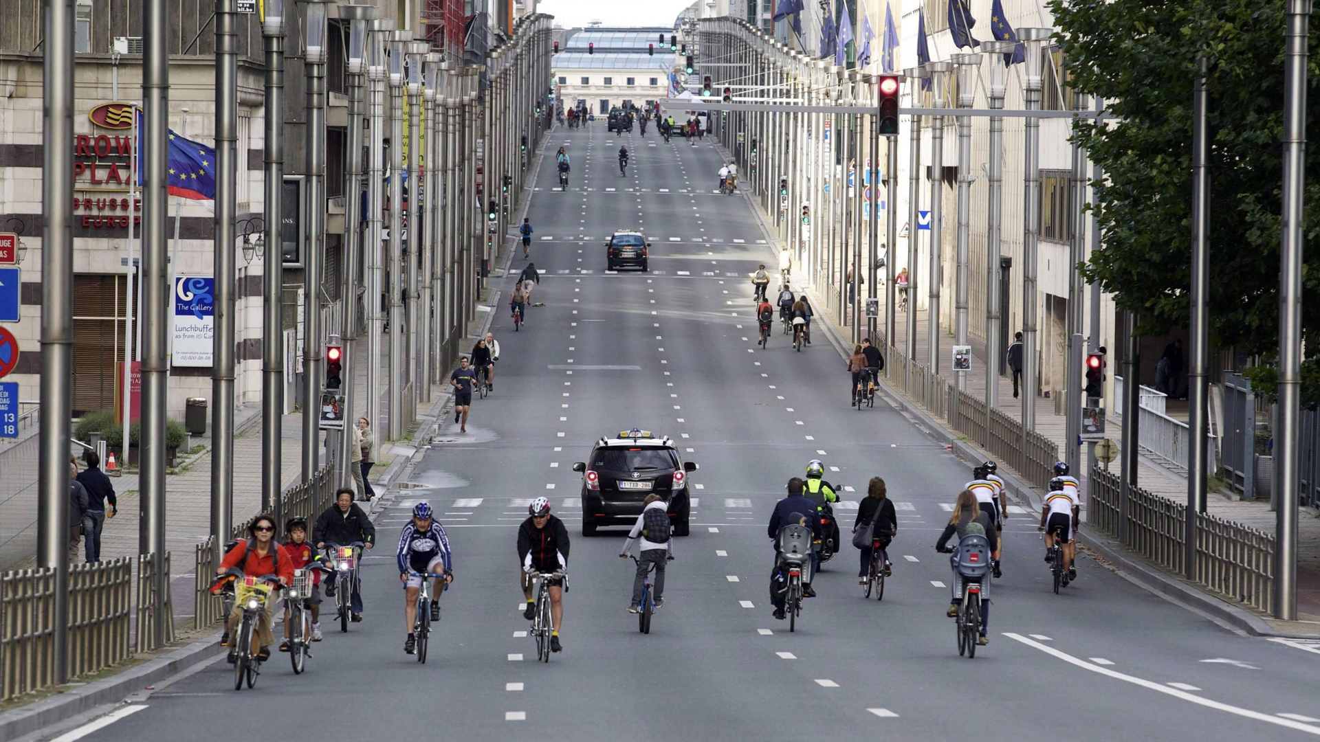 Fahrradfahrer auf der sonst viel befahrenen Rue de la Loi während eines autofreien Sonntags