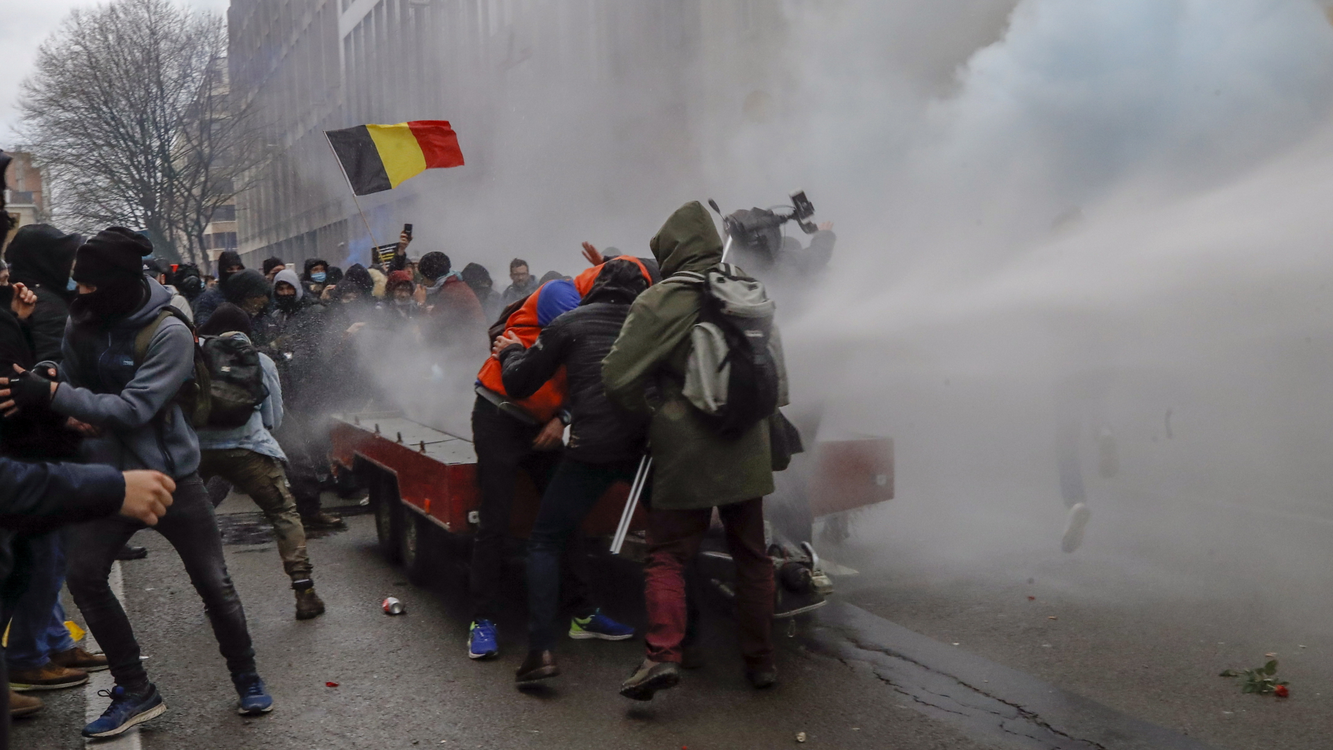 Wasserwerfer-Einsatz bei Corona-Protesten in Brüssel  | EPA