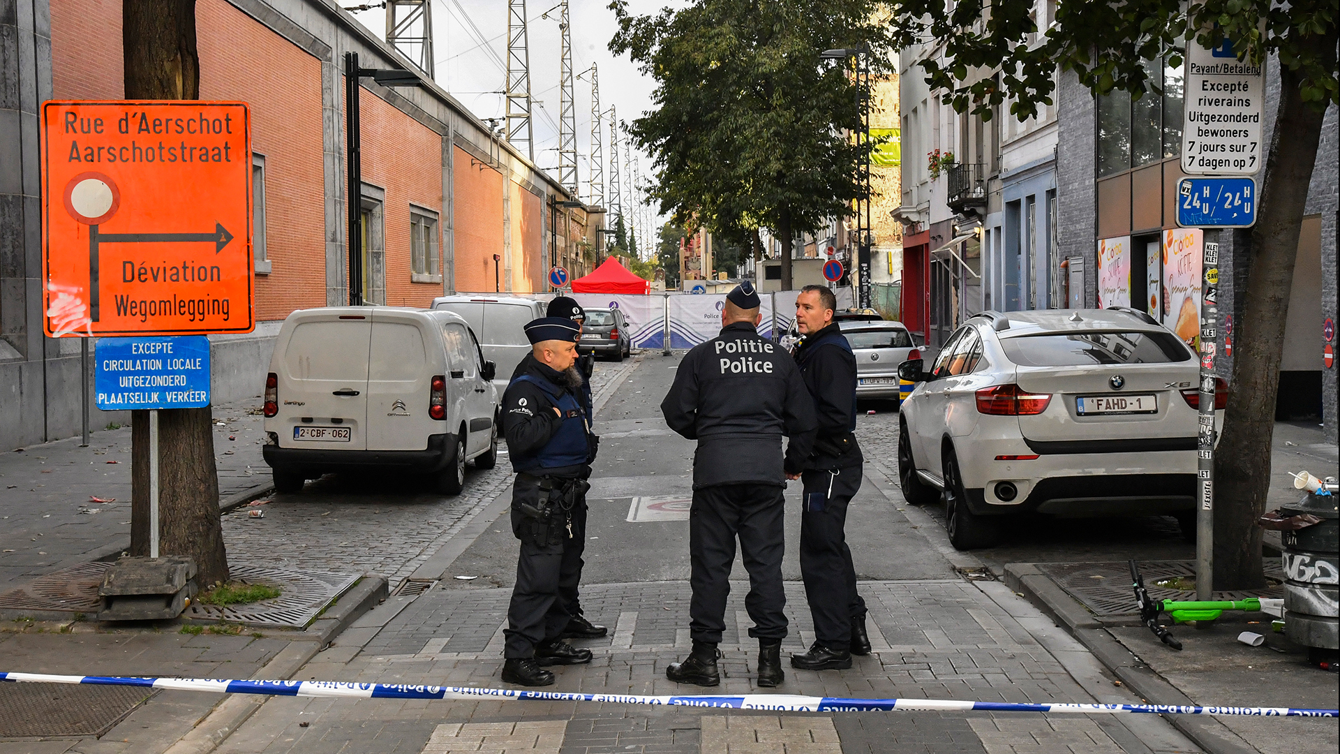 Belgische Polizeibeamte stehen in einem abgesperrten Bereich nach dem Messerangriff in Brüssel. | dpa